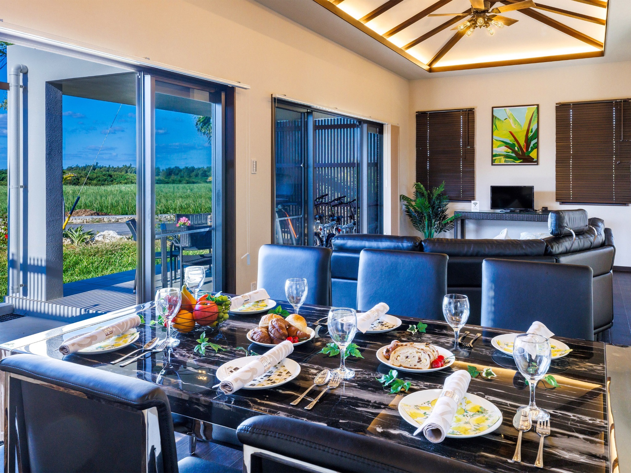 ・Villa1のダイニングルーム:大きな窓から南国の光が差し込みます