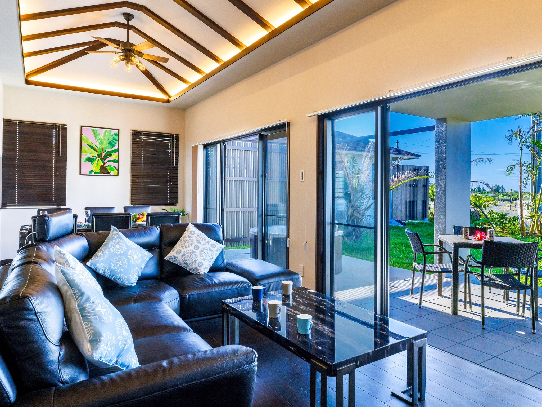 ・Villa1のリビングルーム:高い天井で開放感があります