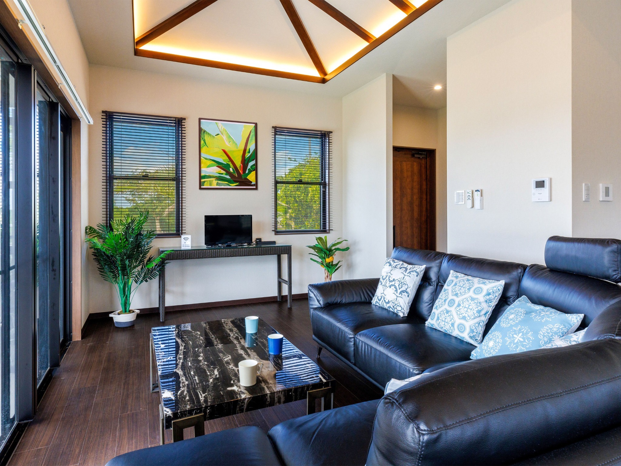 ・Villa1のリビングルーム:黒の革張りのソファを設置