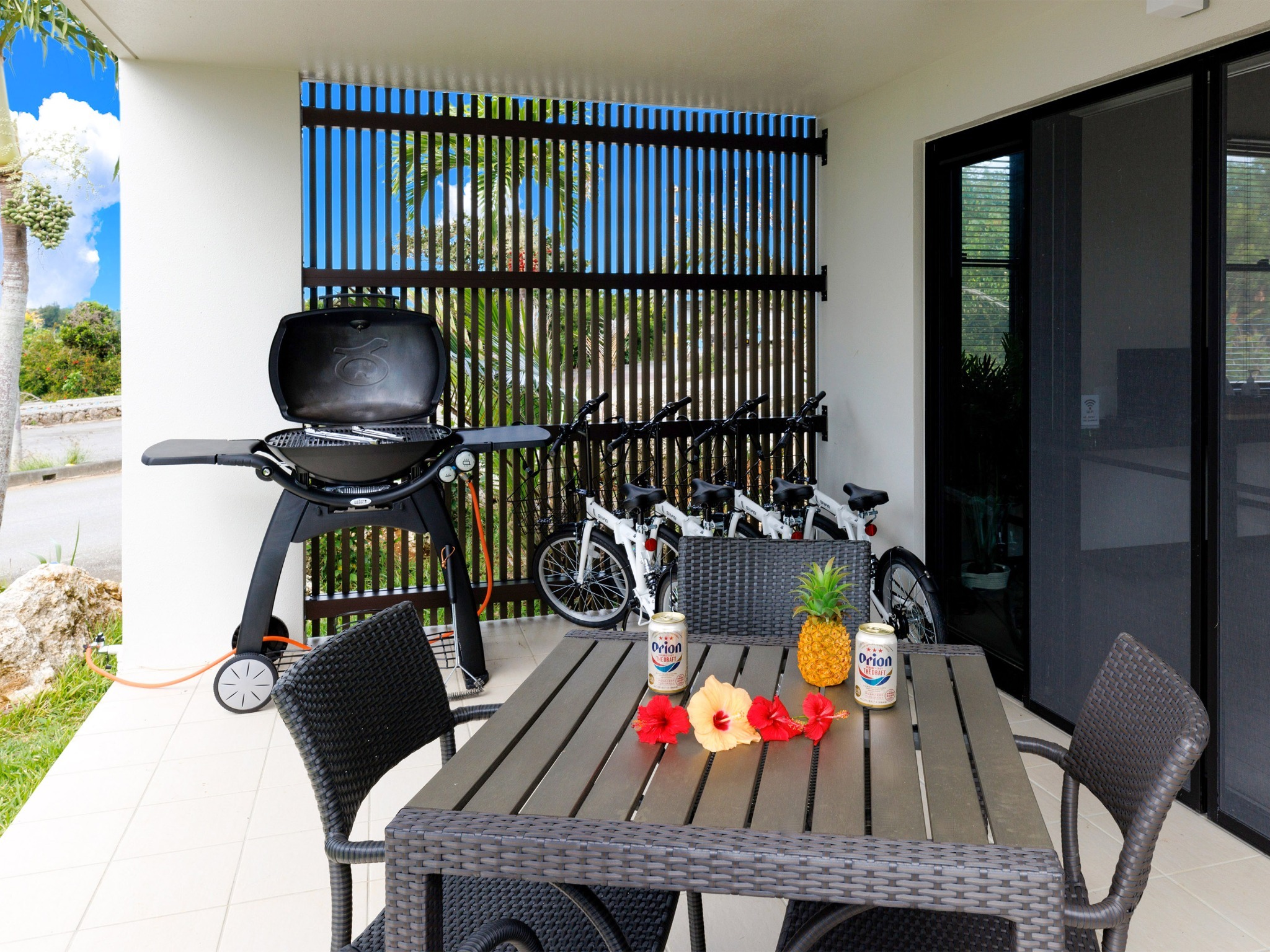 ・Villa1のテラス:広々としておりバーベキューもOK