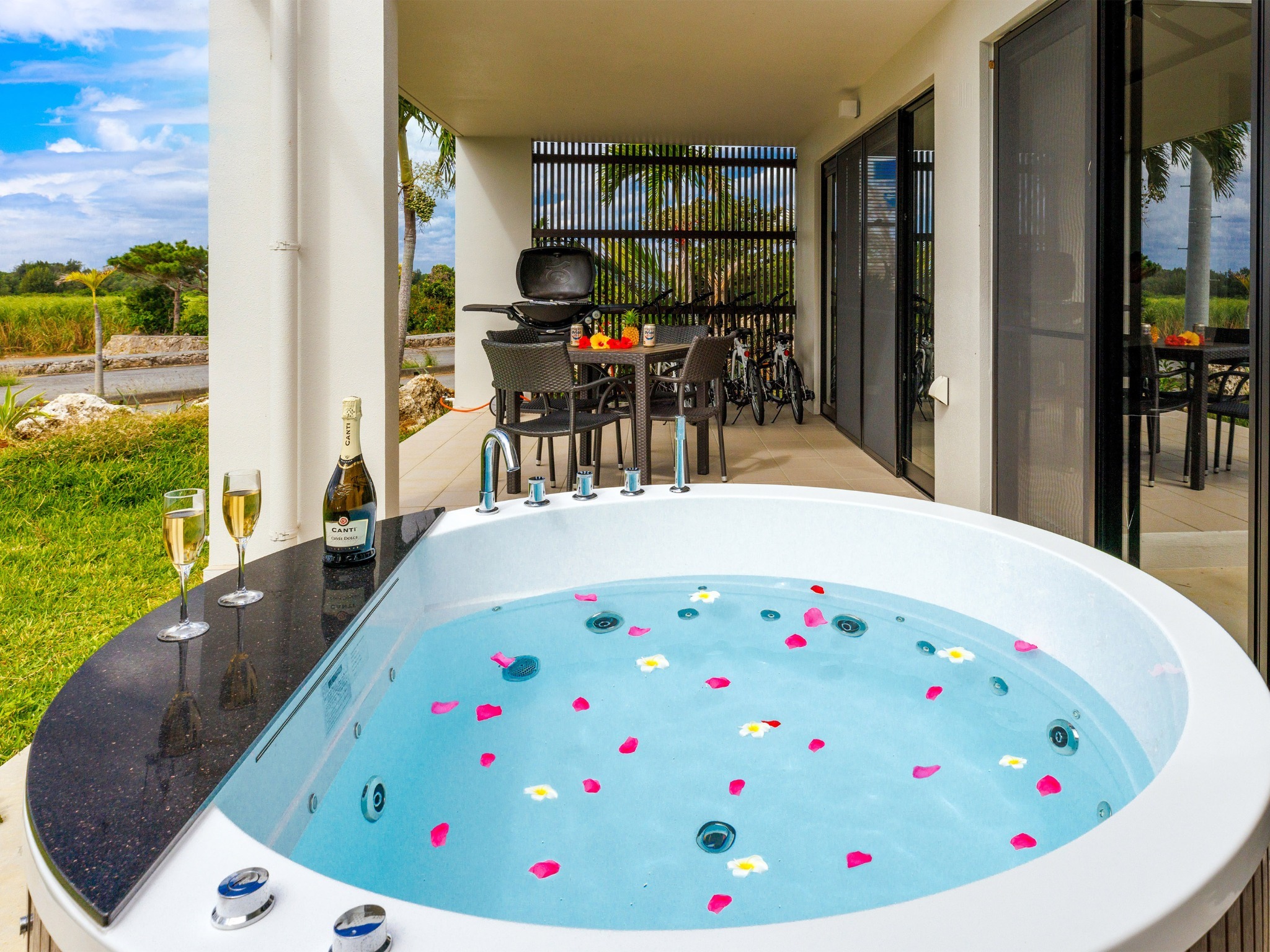 ・Villa1のジャグジー:テラス横のジャグジーでリラックス♪