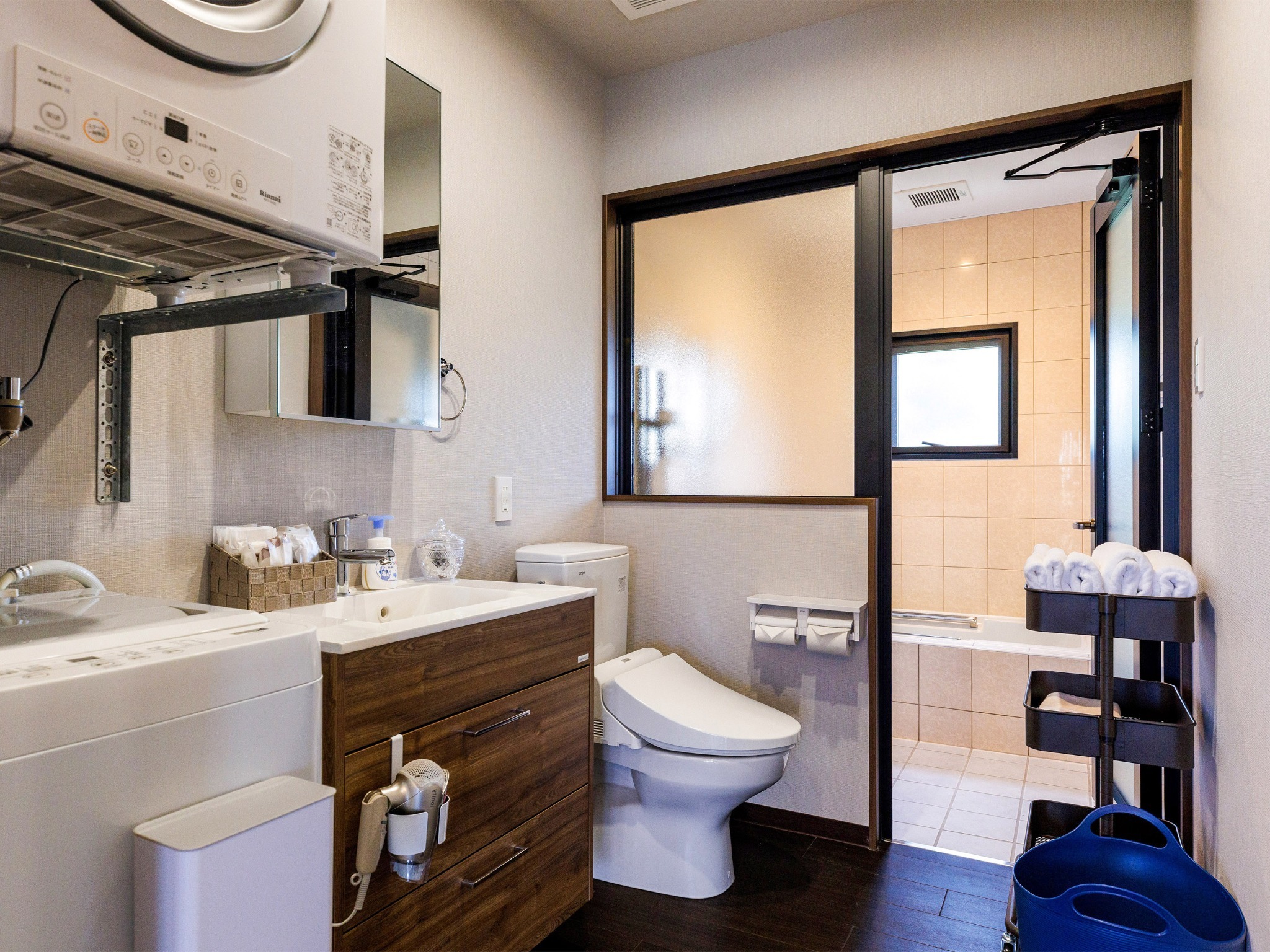 ・Villa1のバスルームと洗面所:洗濯機とガス乾燥機もこちらに設置