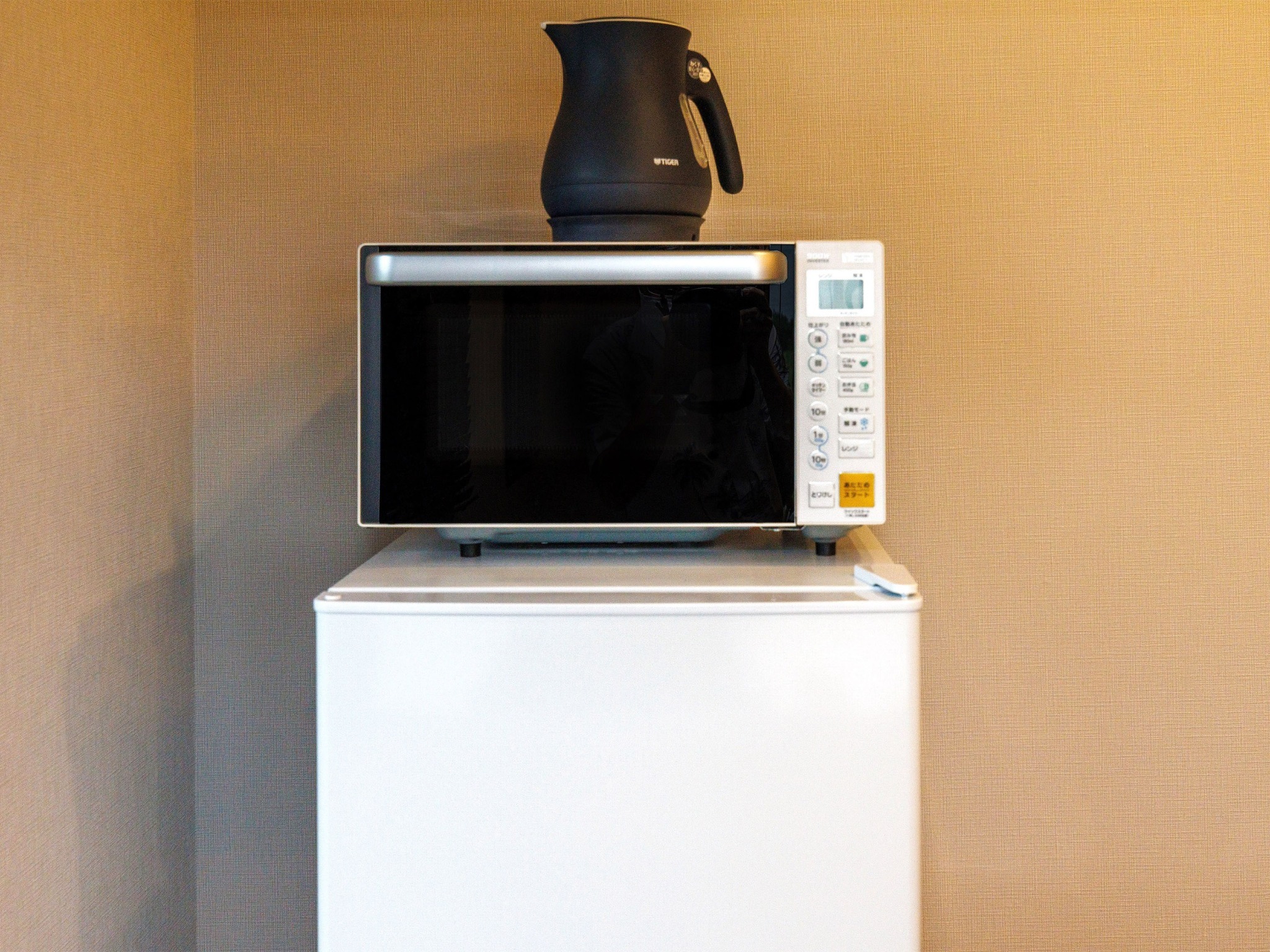 ・電子レンジと電気ケトル:料理の温め直しやお湯を沸かすのに便利