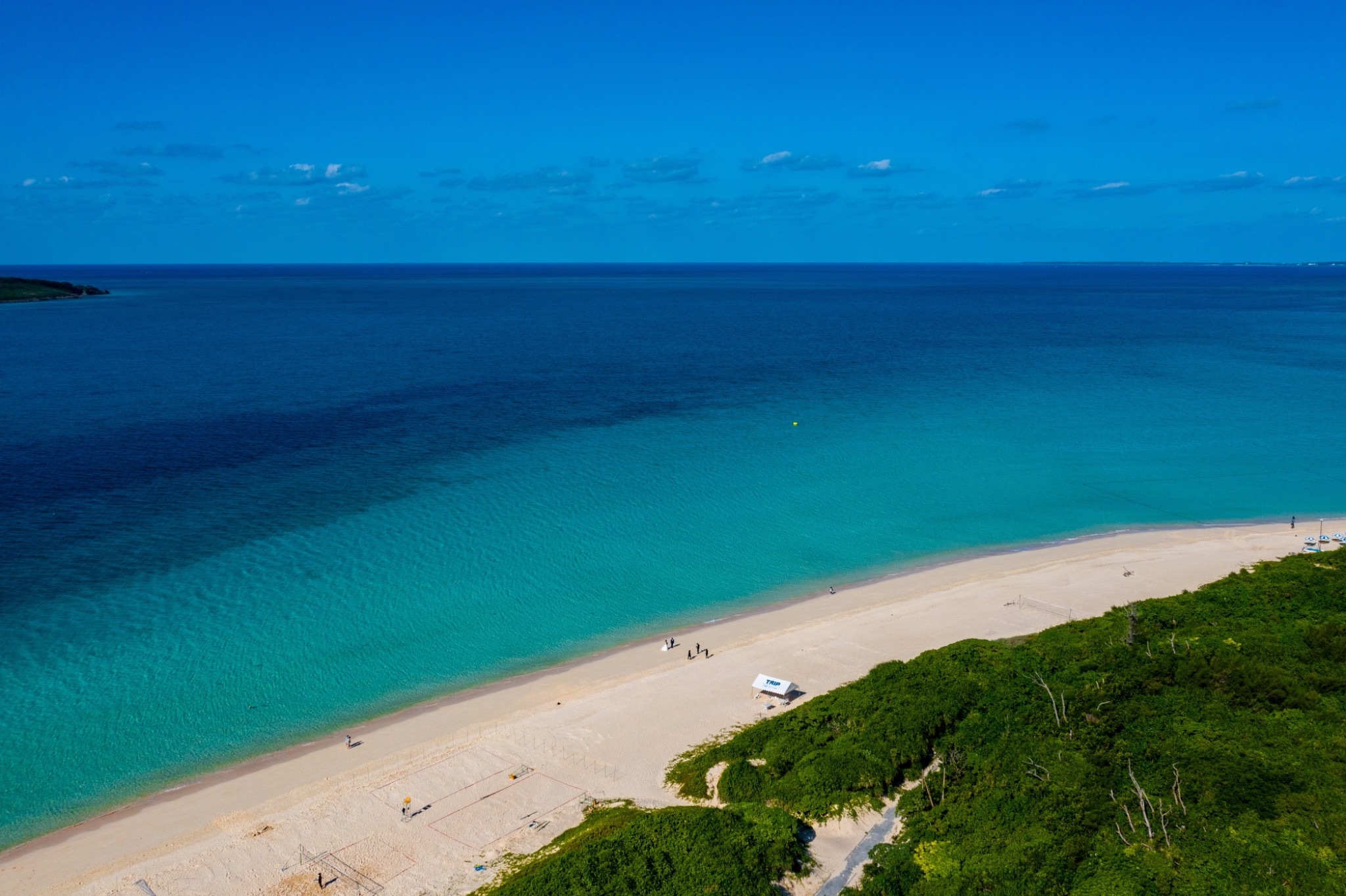 東洋一の与那覇前浜ビーチ(車で8分)