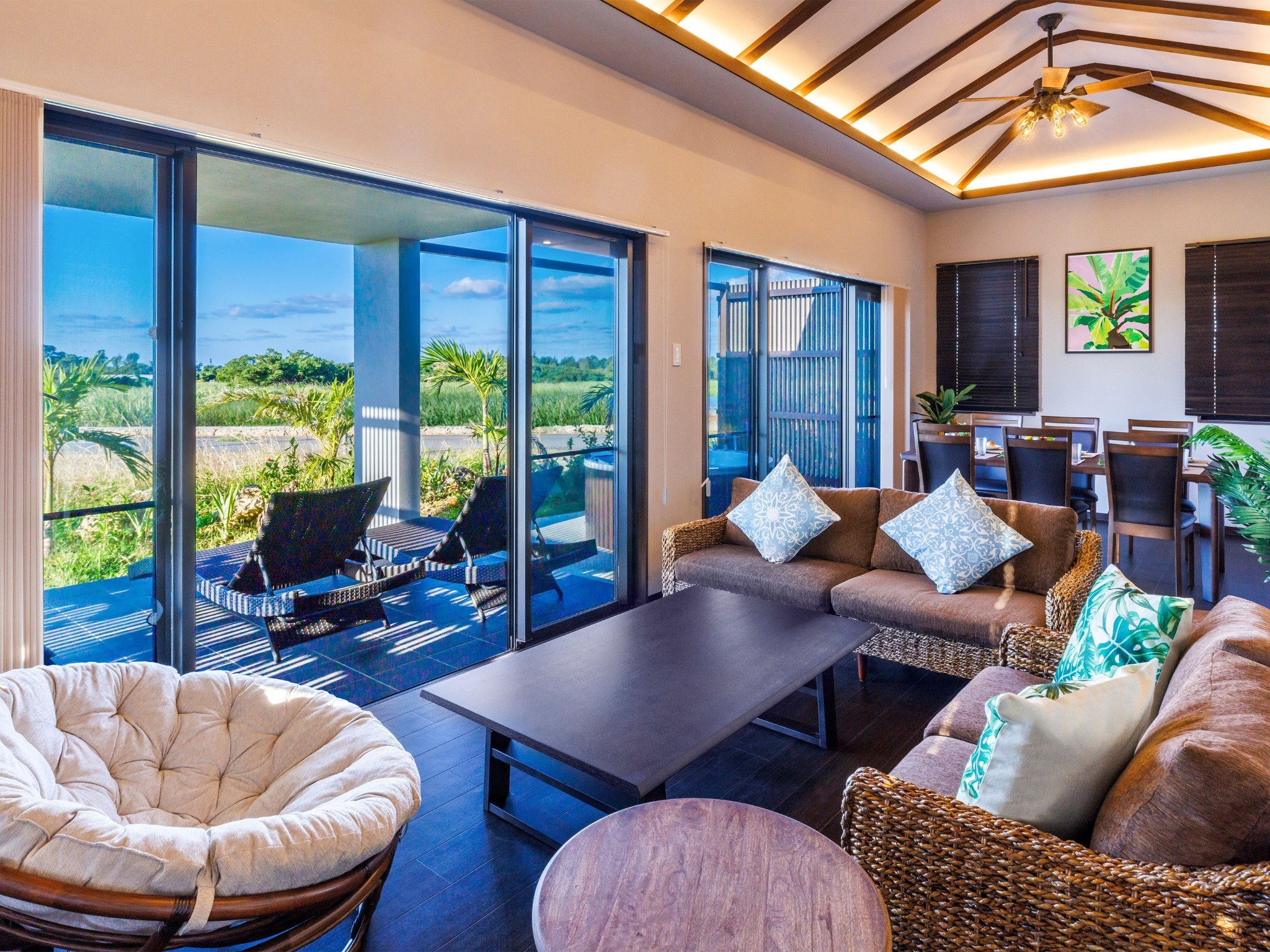 ・Villa2のリビングルーム:高い天井で開放感があります