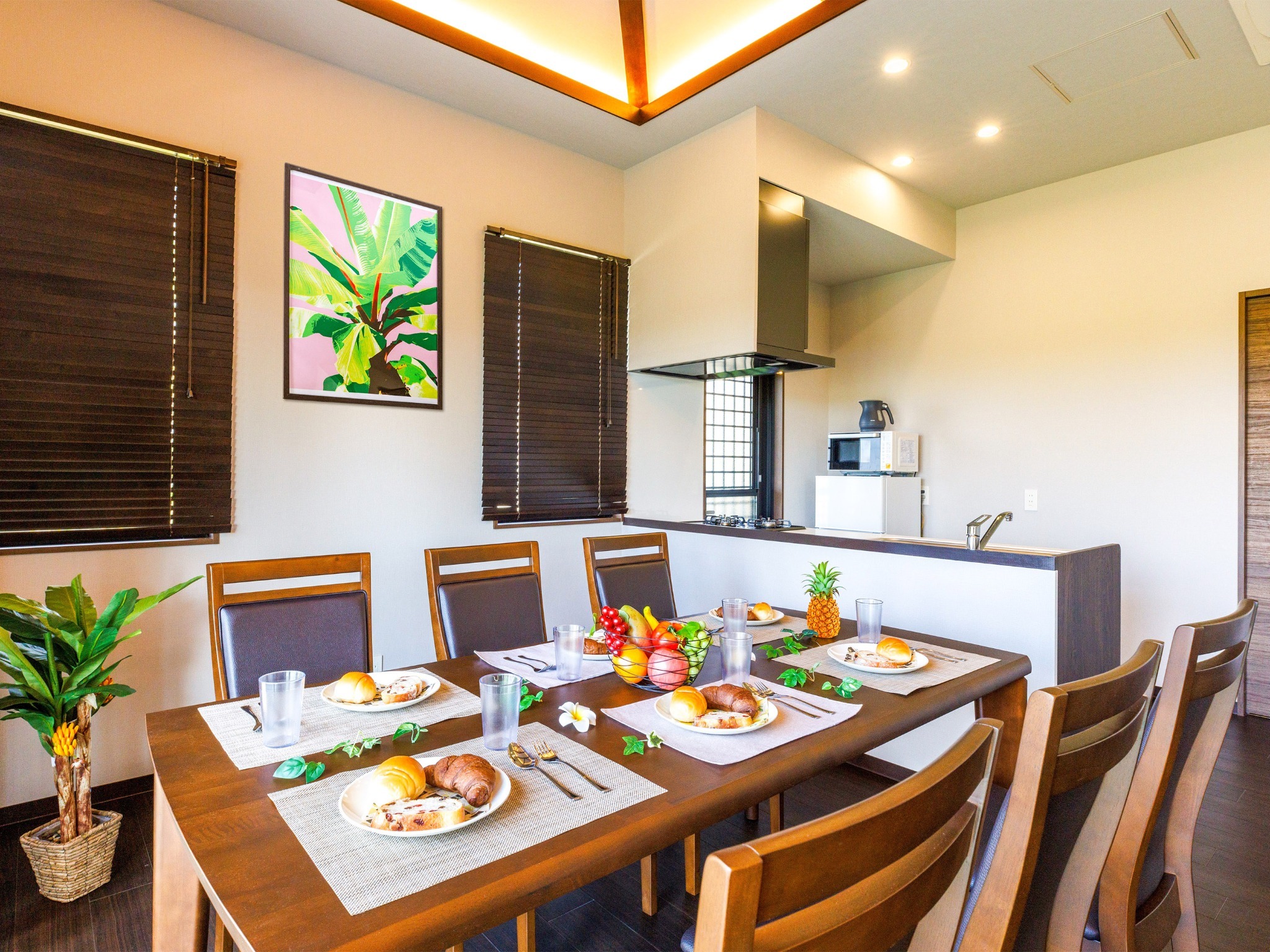 ・Villa2のダイニングルーム:茶色を基調とした温かみのある室内