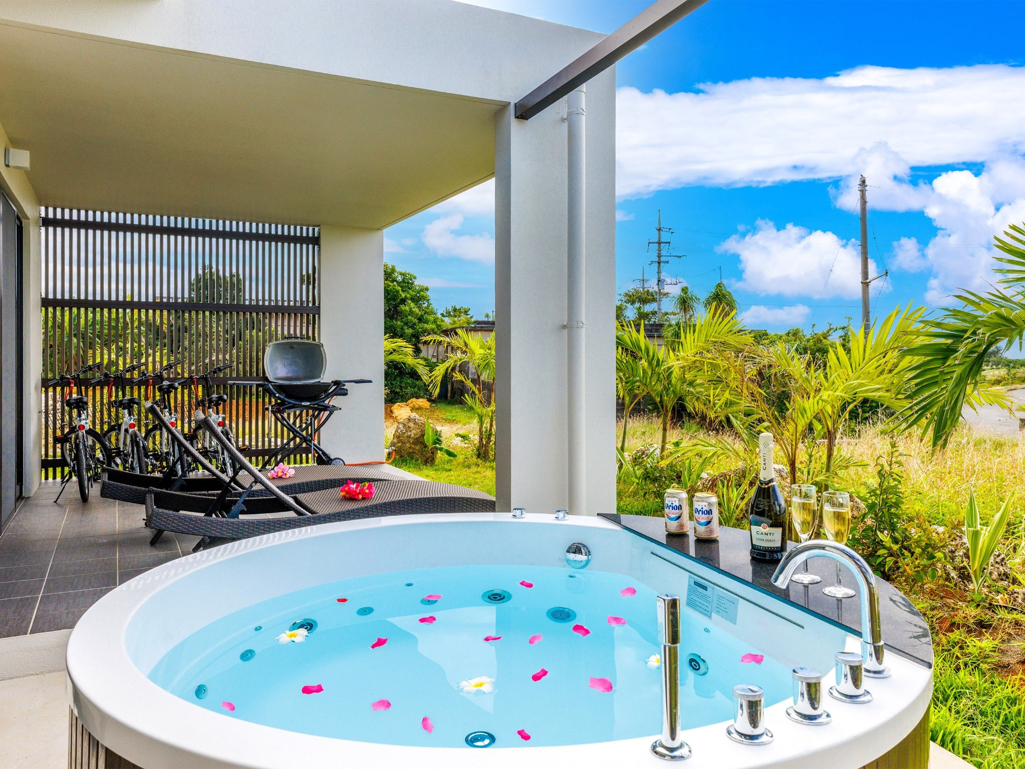 ・Villa2のジャグジー:南国の光の下で、のんびりリラックス