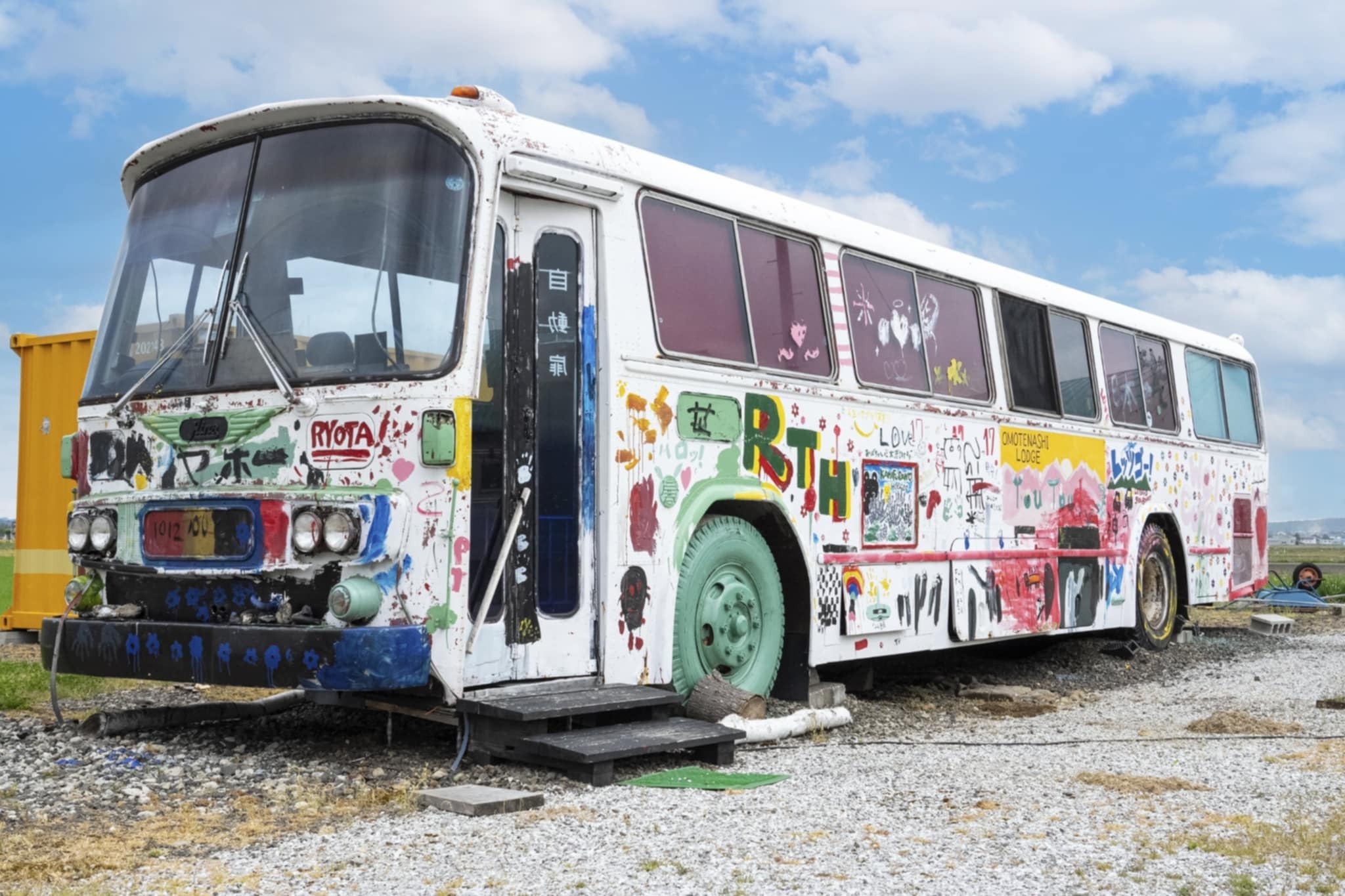 かわいいバスにも泊まれます!