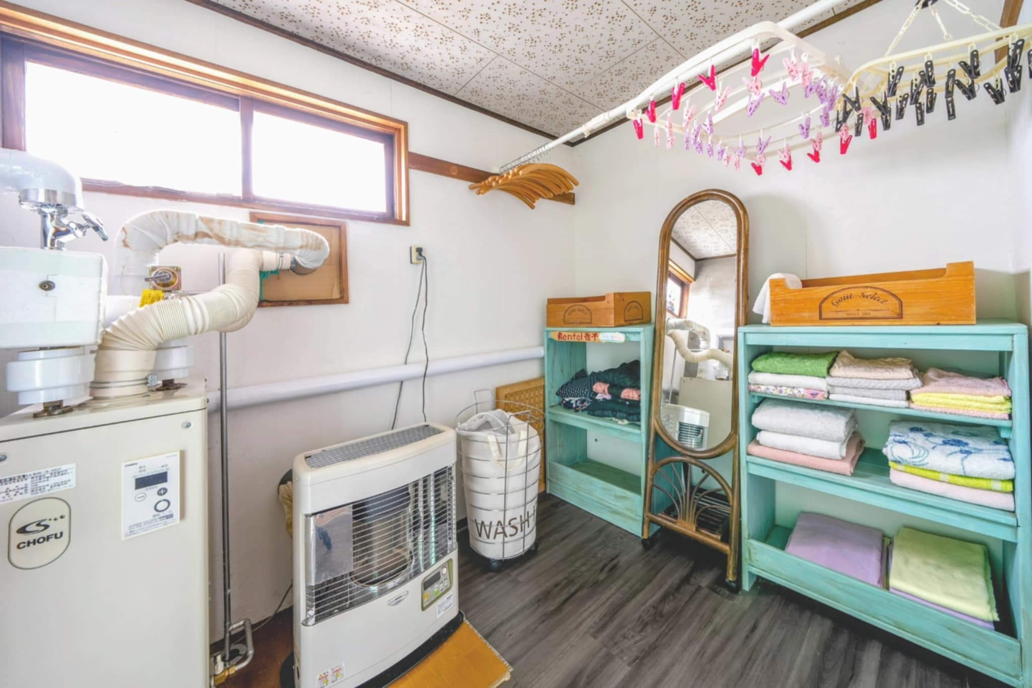 脱衣所にもストーブあり!