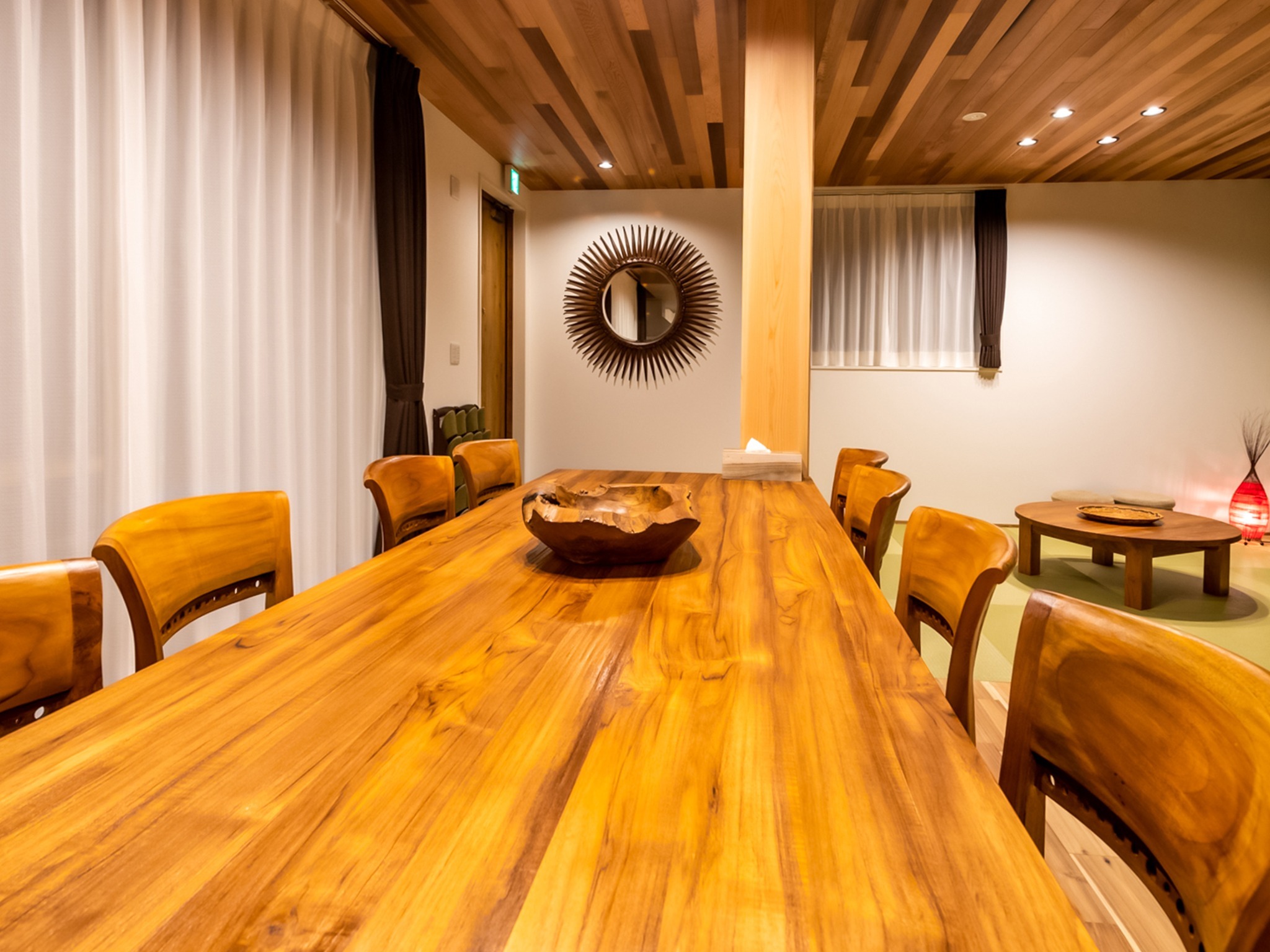 ・ダイニングの大きな天然木のテーブルは大人数でもゆったり利用できます