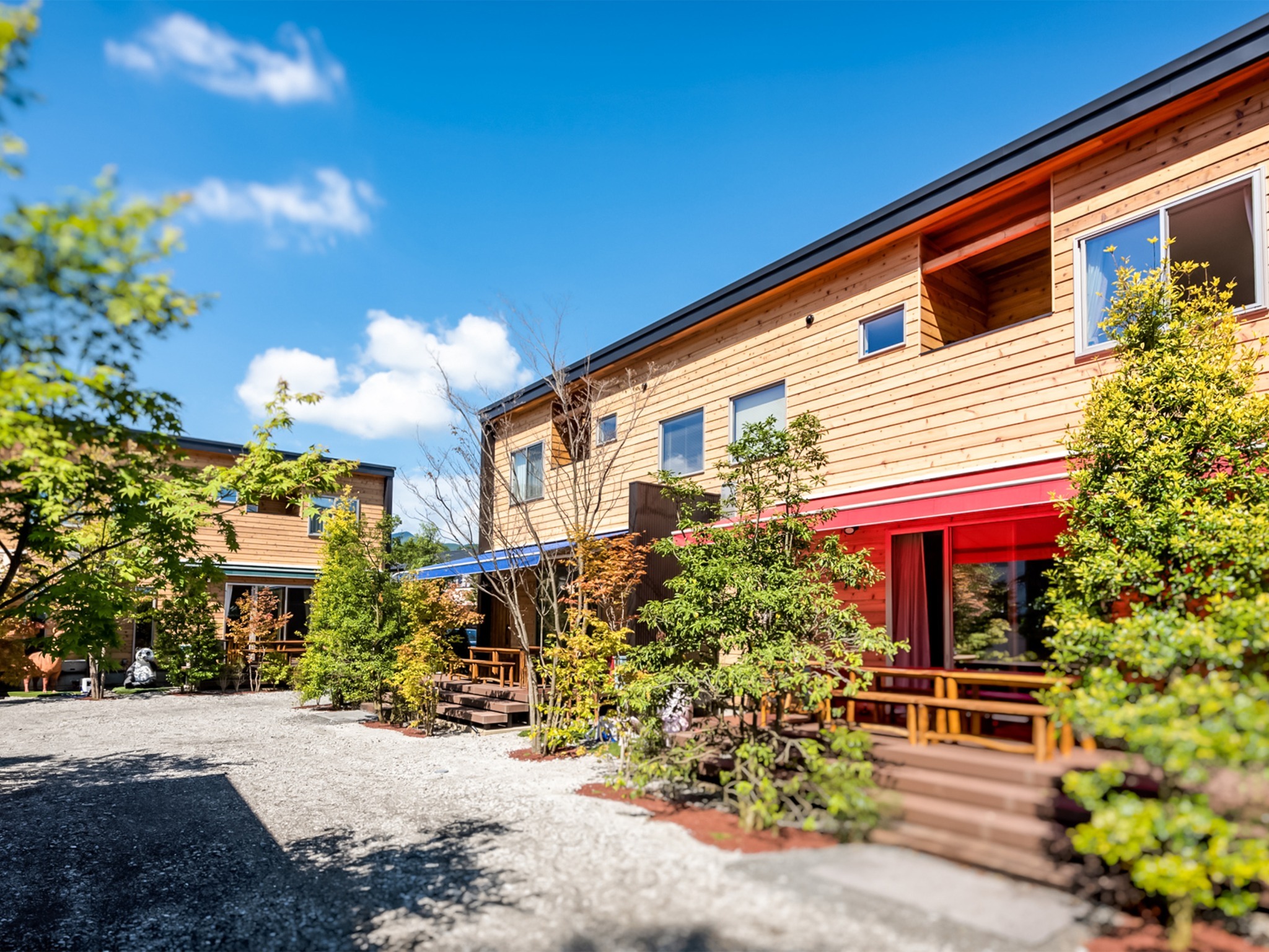 ・ウッドデッキから続く庭は広々開放的です