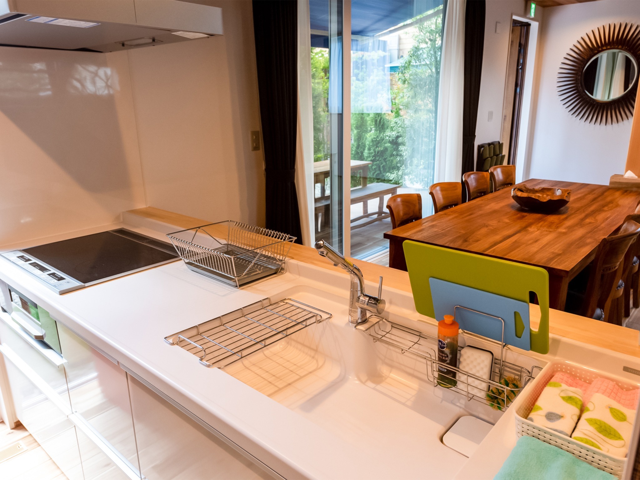 ・IHコンロ付きのシステムキッチンには調理器具も揃っています