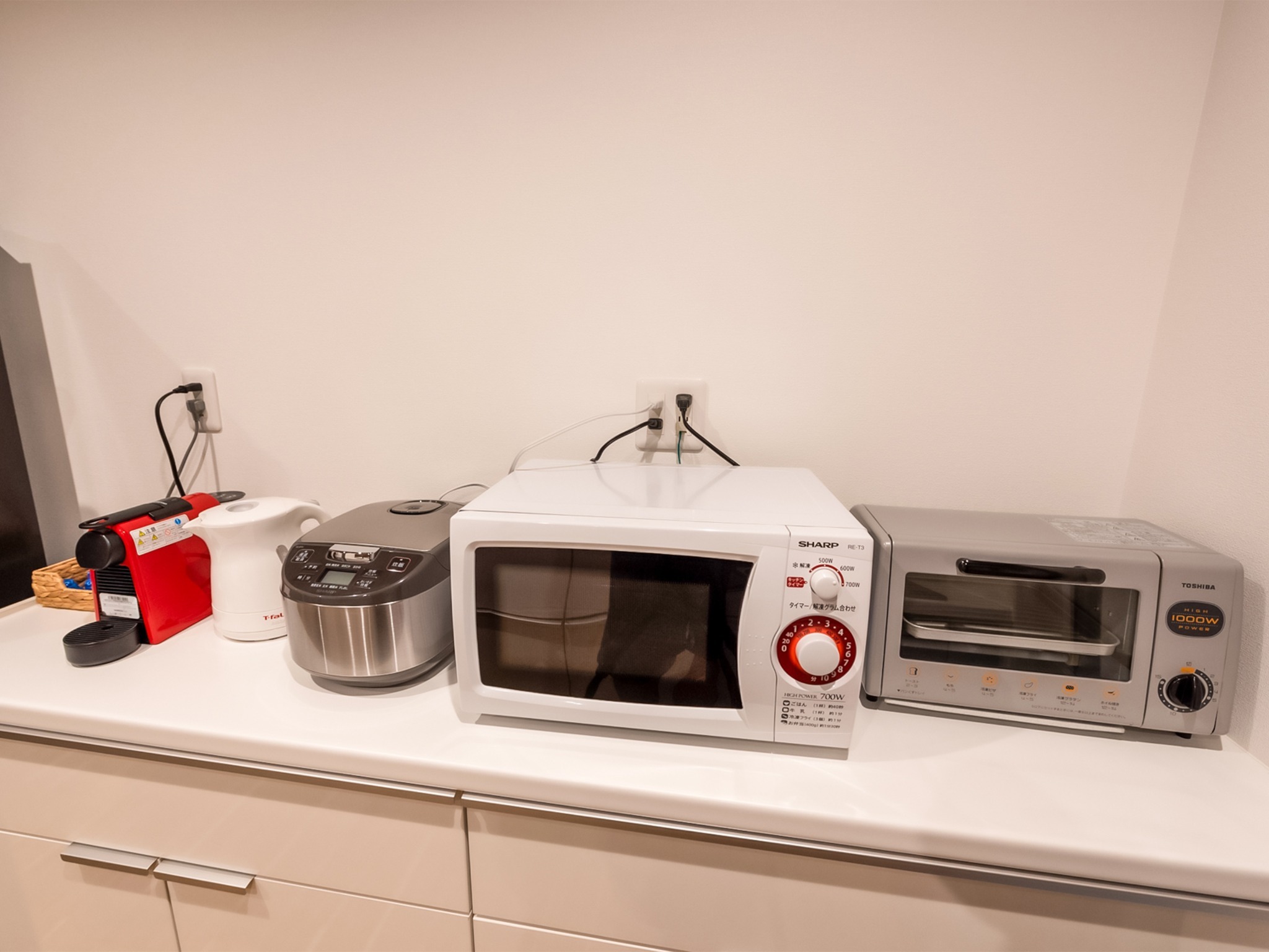 ・電子レンジはもちろんトースターやコーヒーメーカーなど調理家電が揃っています