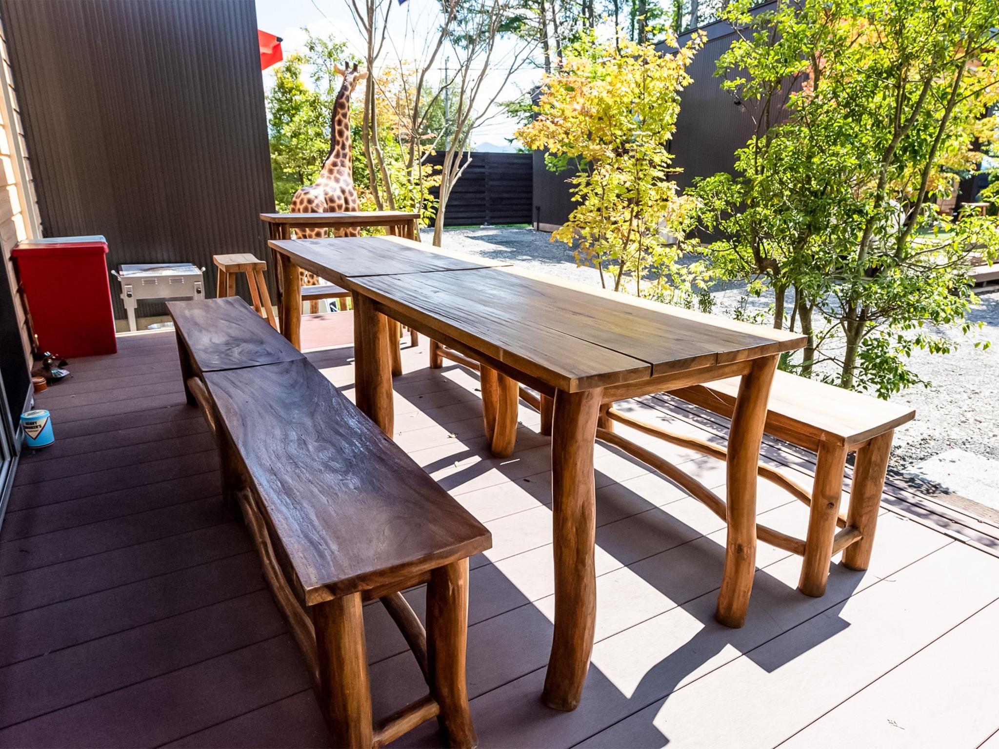 ・ウッドデッキにも大きなテーブルを完備