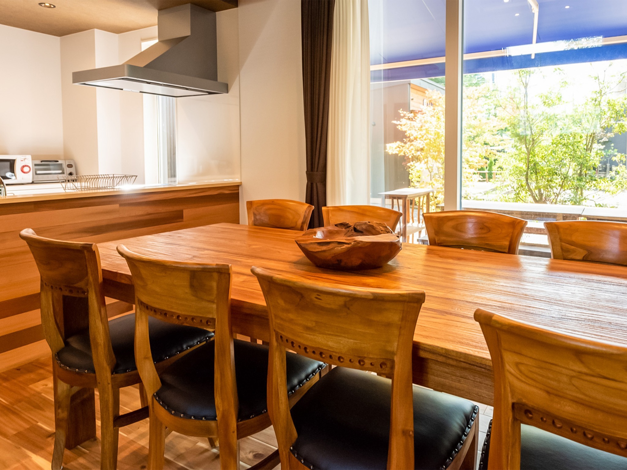 ・こだわりの天然チーク材家具が特別感を演出