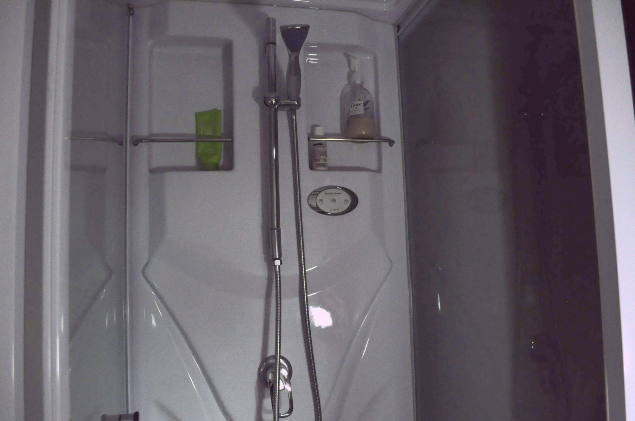 シャワールーム(バスタブはございません)