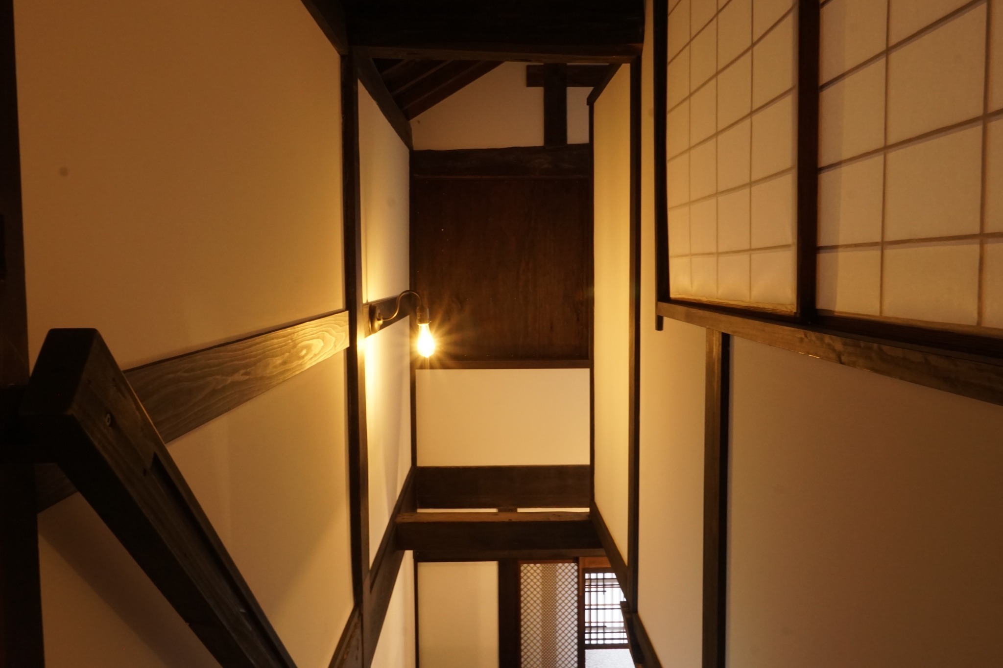 2階の階段を下りる