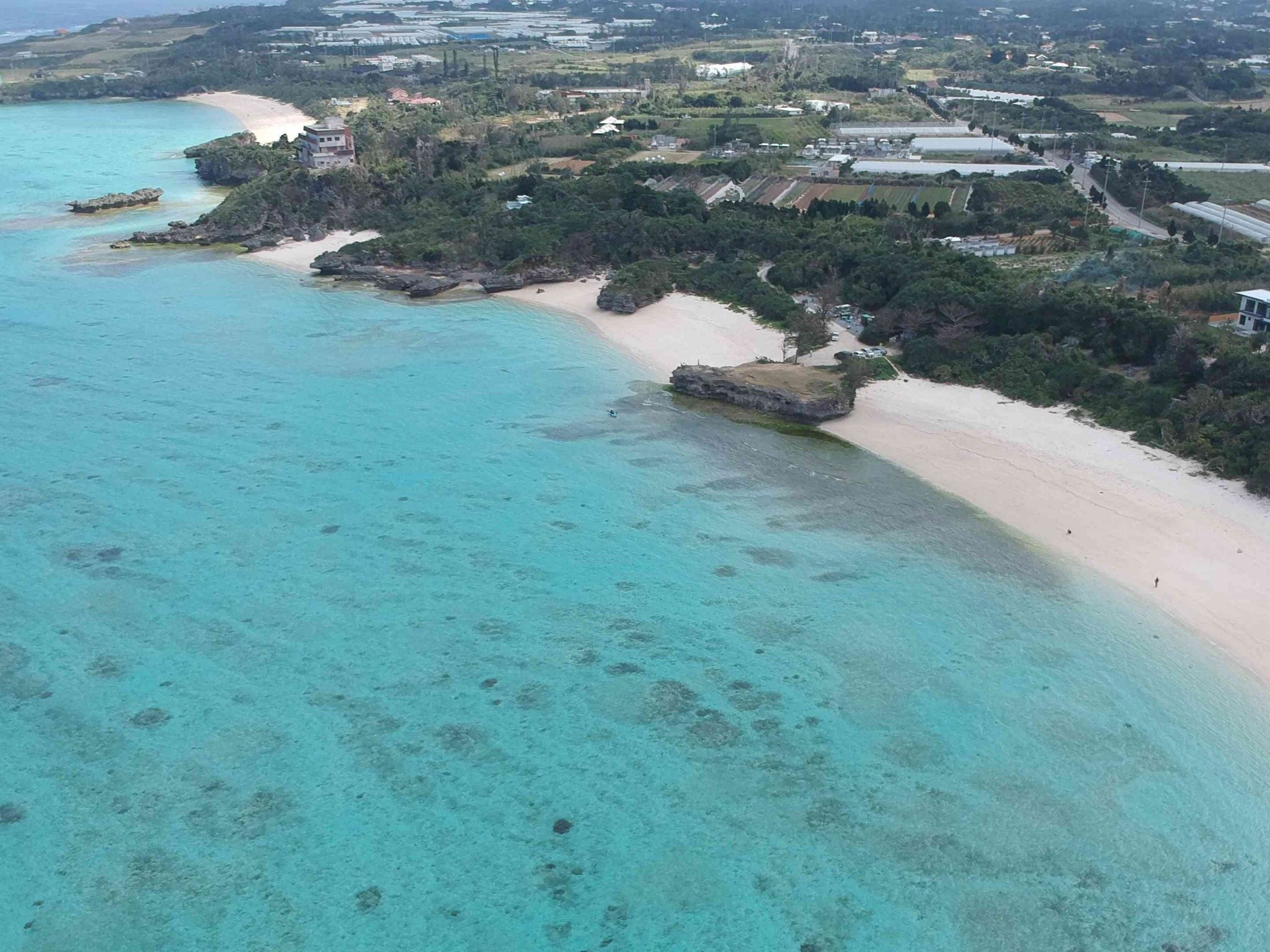 ・沖縄ならではの青い海と白い砂浜