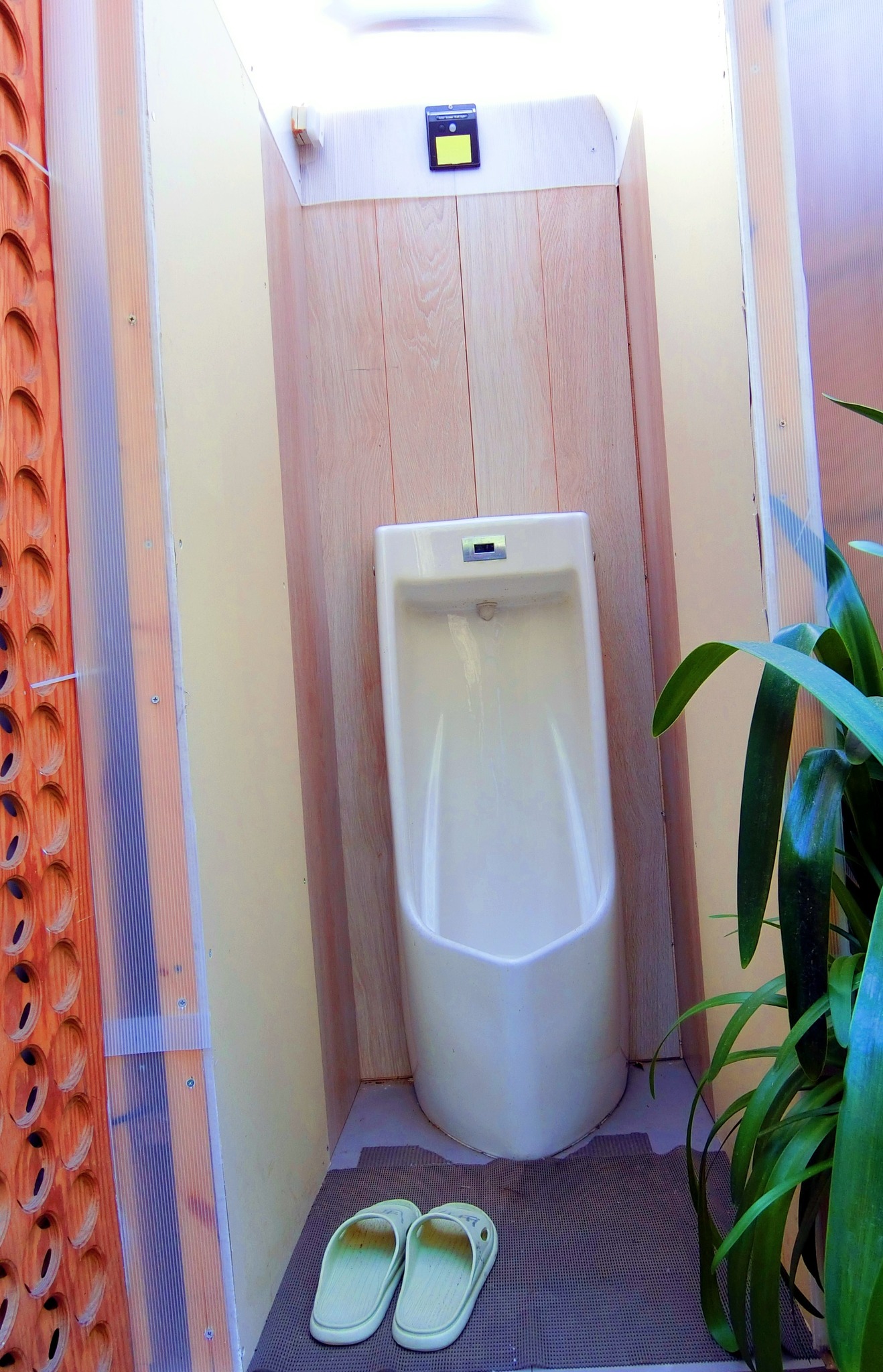 屋外自動洗浄小便器