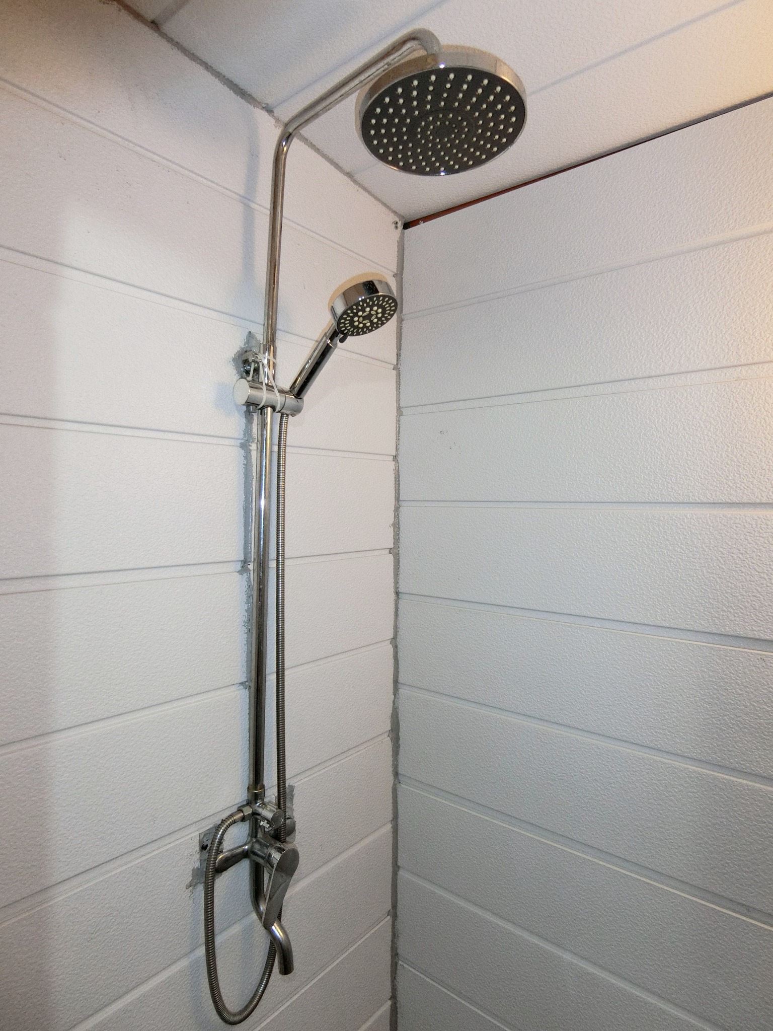 オーバーヘッド温水シャワー
