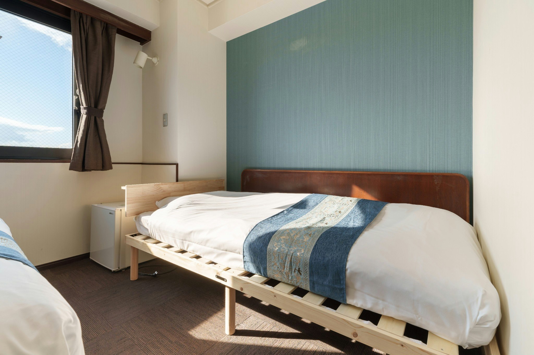 大垣駅近い 素泊まり セミシングル ビジネス  窓小さい 洋室