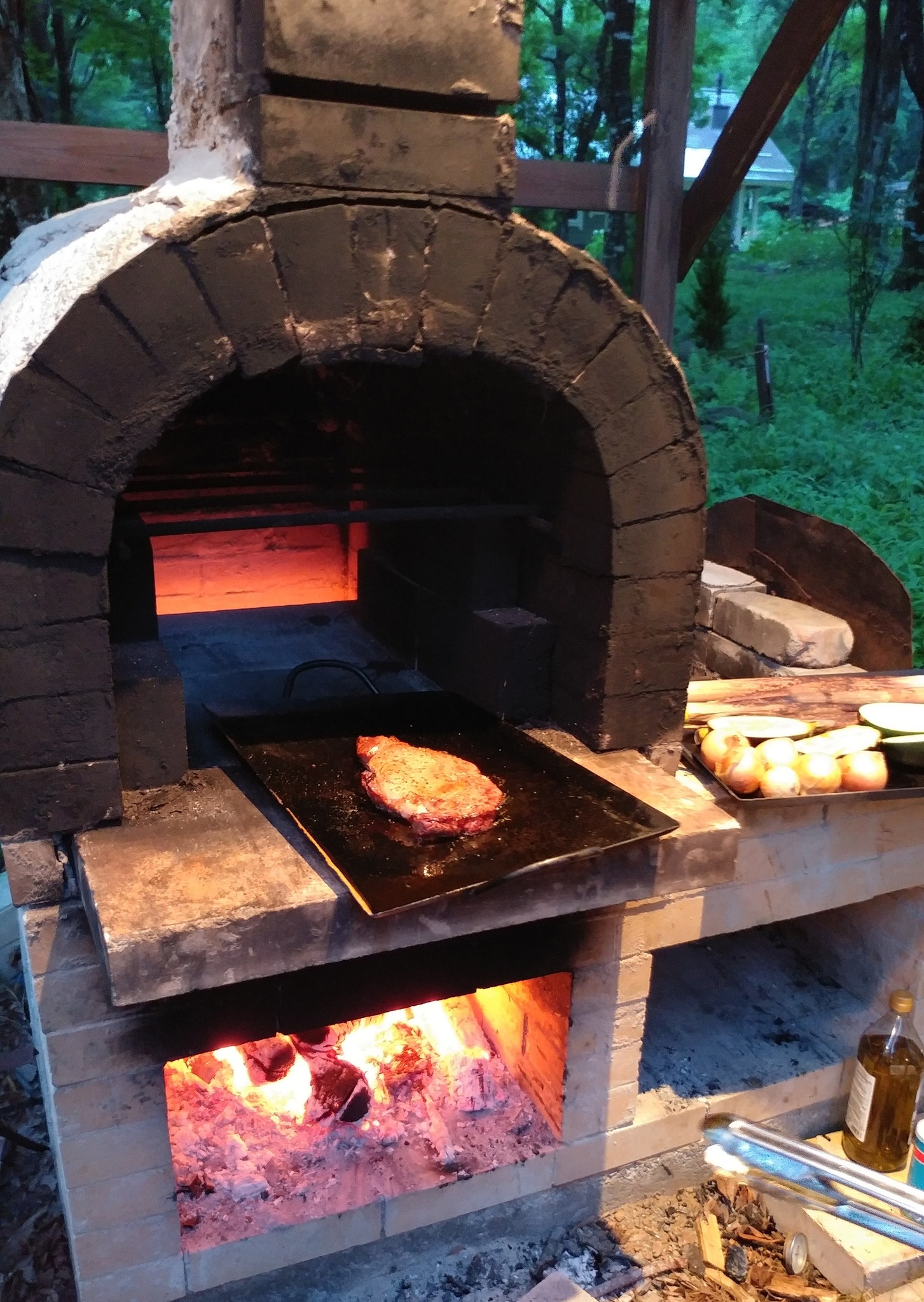 庭にある石窯を利用してピザや肉、野菜などを焼く石窯BBQができます(別途1回5000円が必要です)。ご希望の場合は前日までにお申し出ください。