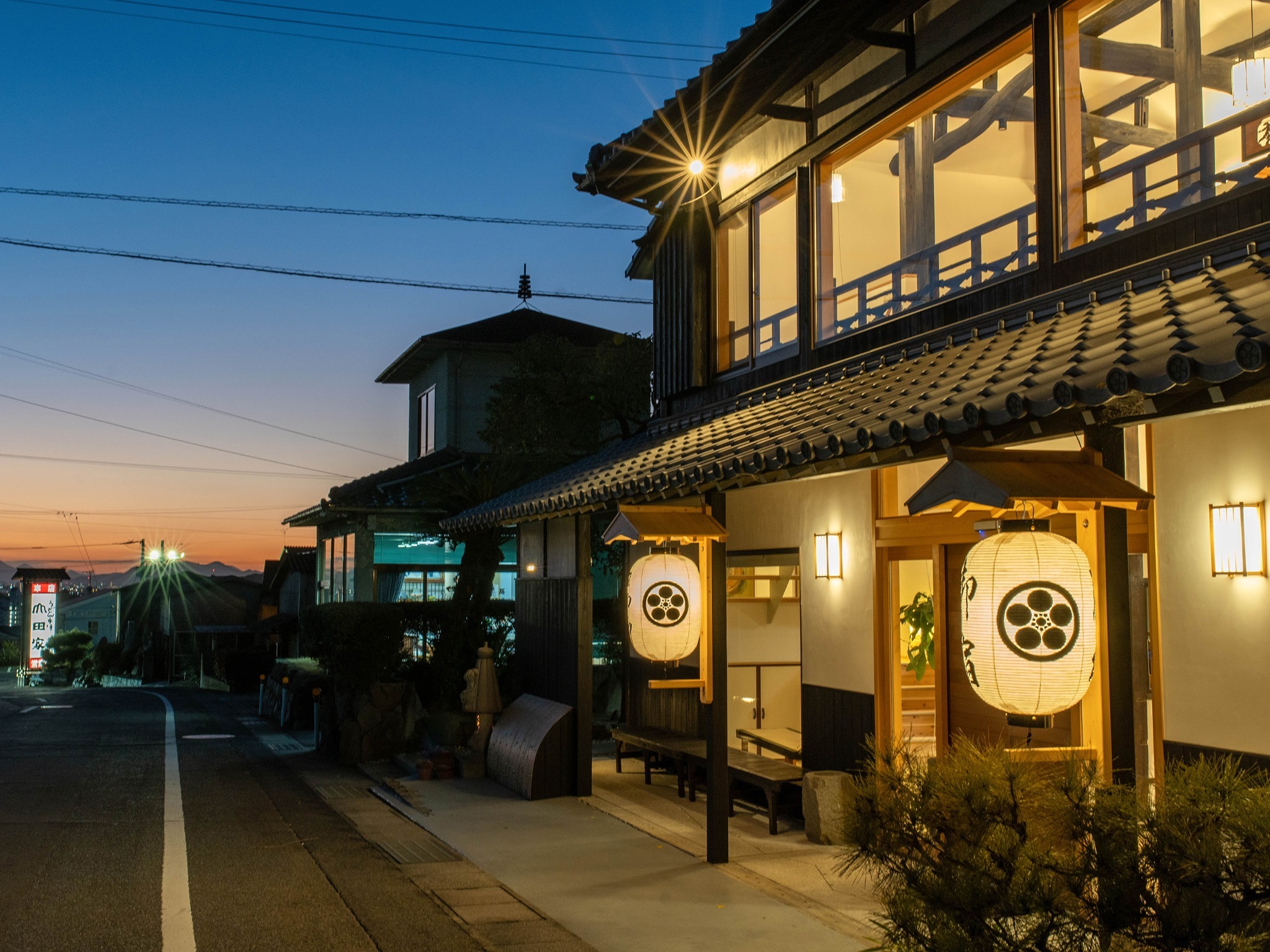 ・【外観- 夜-】入口の大きな提灯に灯りがともり周囲を照らします