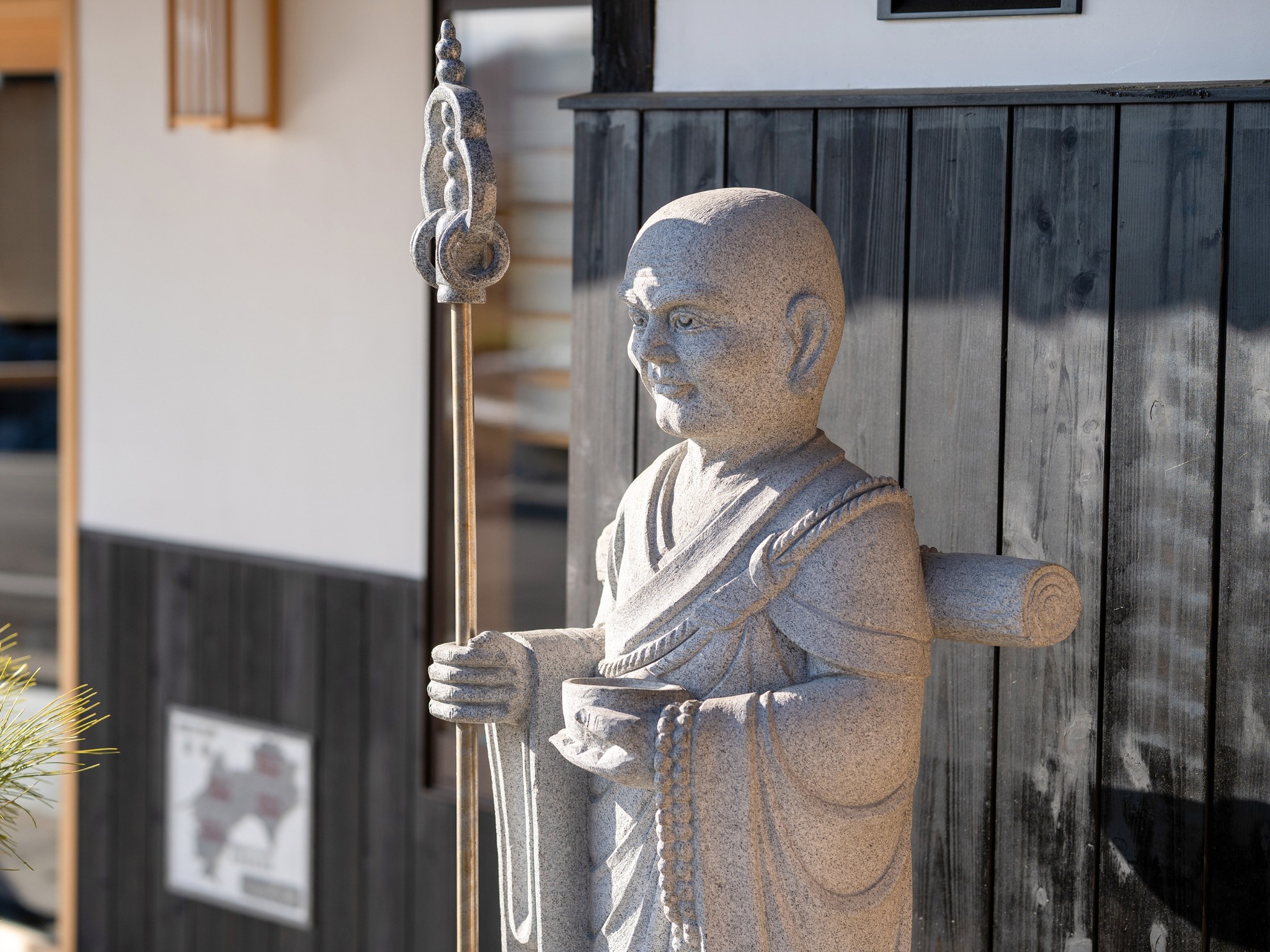 ・【宿入口】入口横に弘法大師の石像を設えております