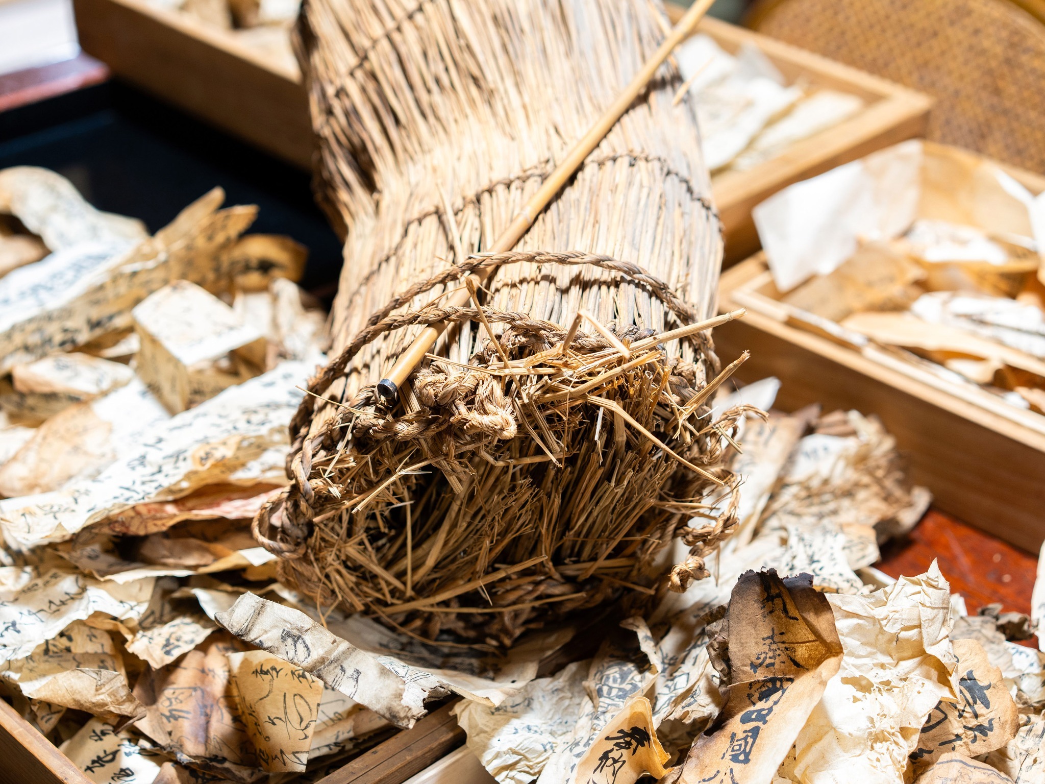 ・【館内イメージ】改装前に屋根裏に吊るされた「俵」からお遍路にまつわる「納札」が発見されました