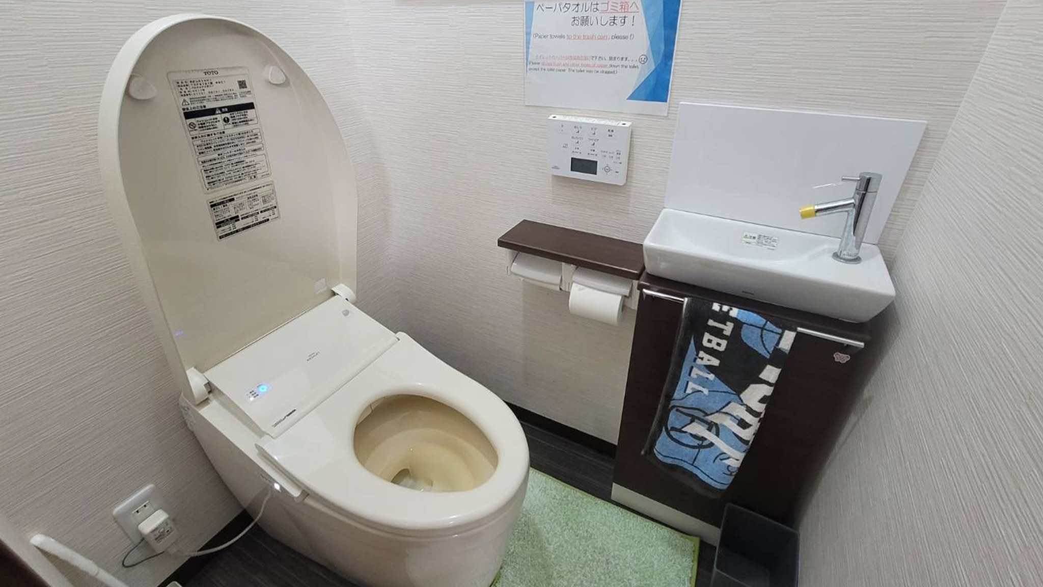 各階に全自動ウォッシュレット付トイレを2台設置しております。・Two automated shower toilets are available on each floor