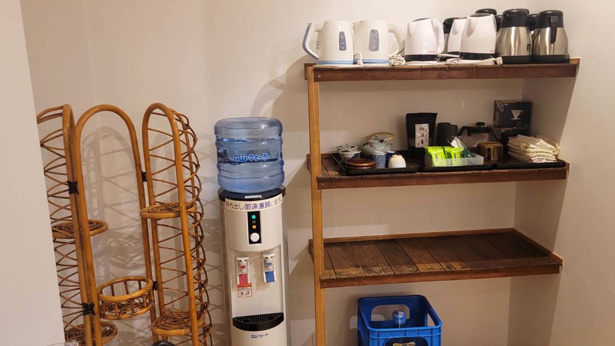 キッチン用品、ウォーターサーバー、コーヒー、日本茶無料・Kitchen supplies and water server, Free coffee and tea