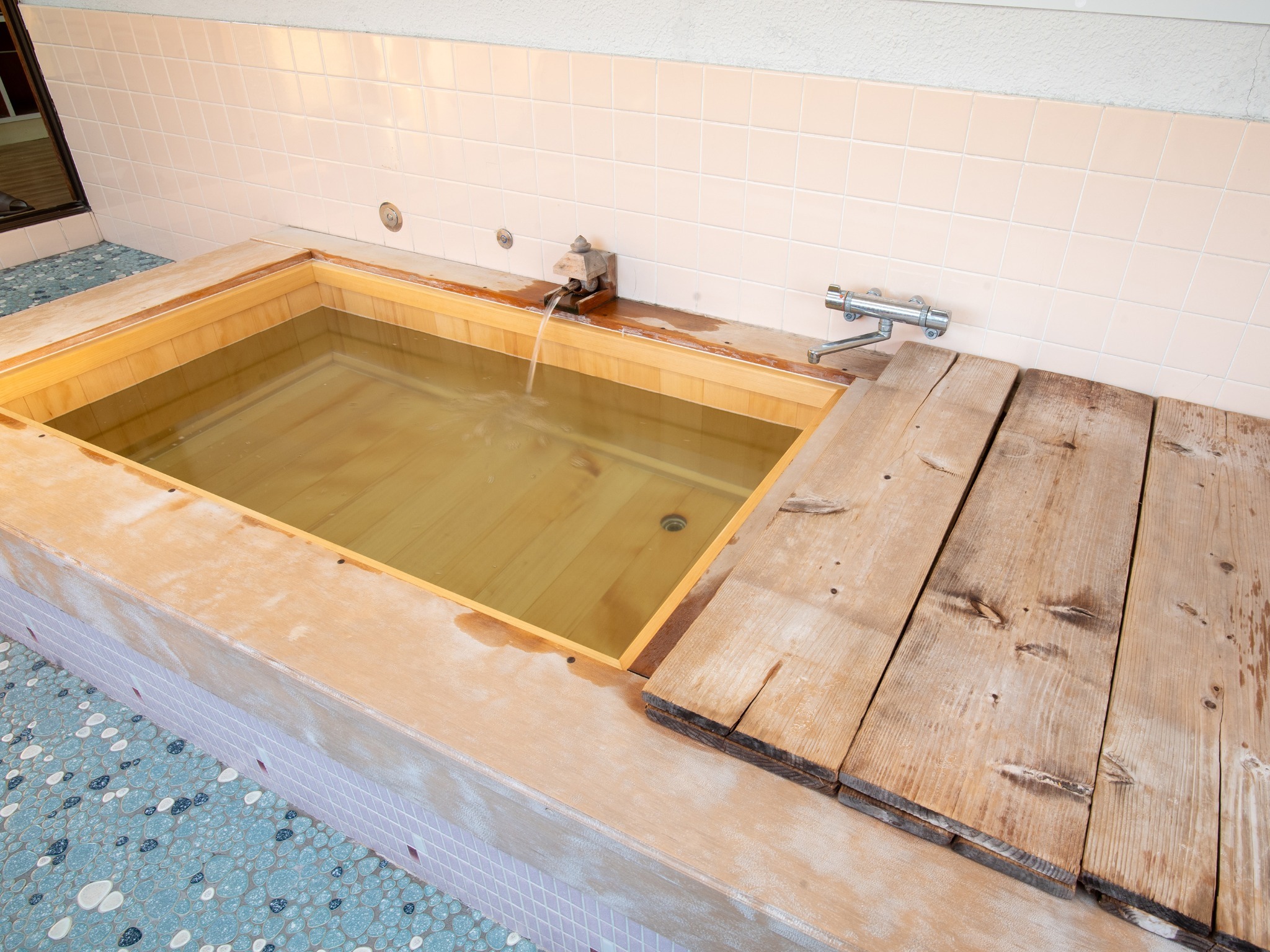 ・【2階大浴場】高野薪を使った湯船に浸かって旅の疲れを癒してください