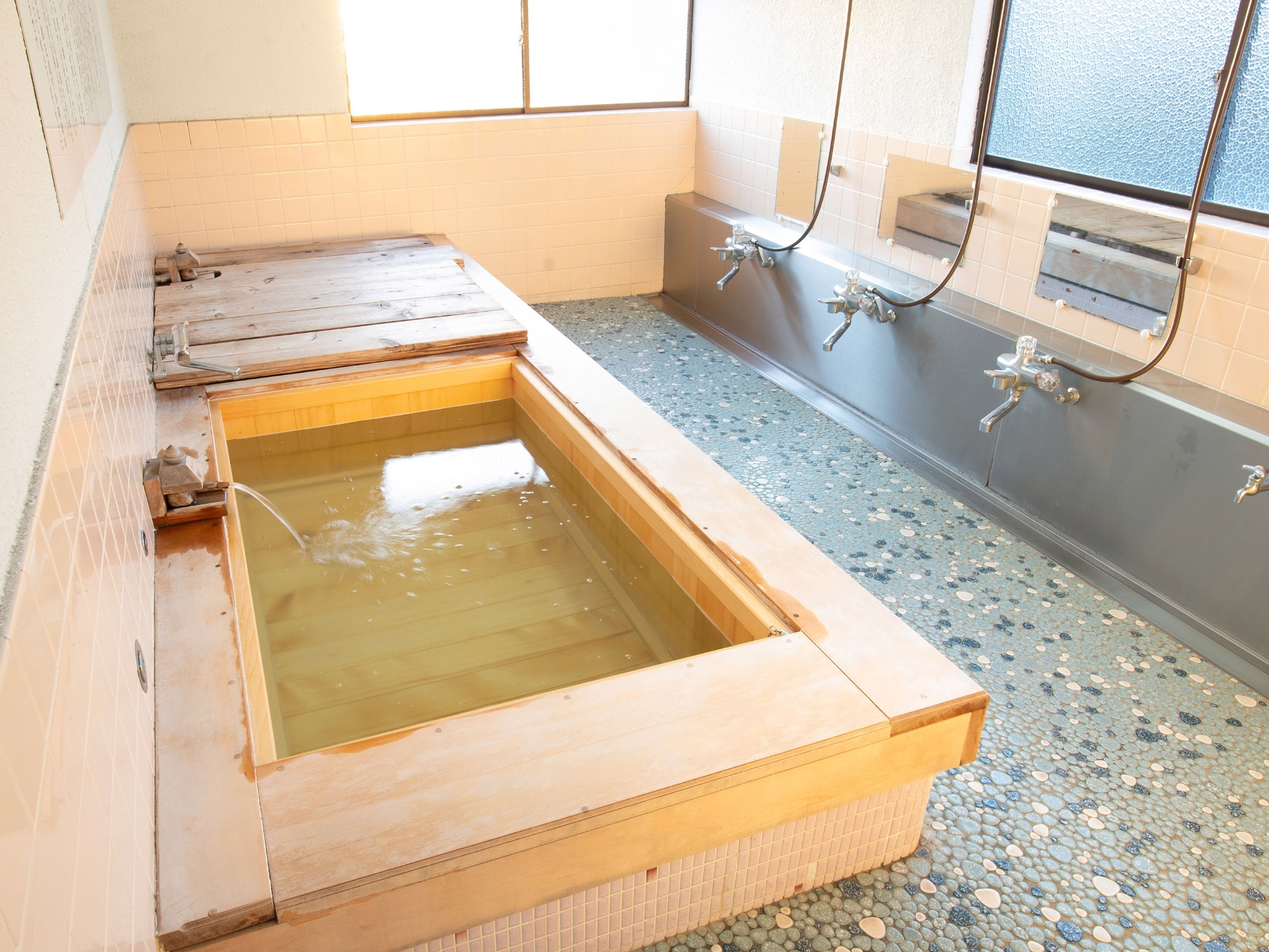 ・【2階大浴場】高野薪ならではのほのかな木の香りに癒されて...バスタイムをお楽しみください