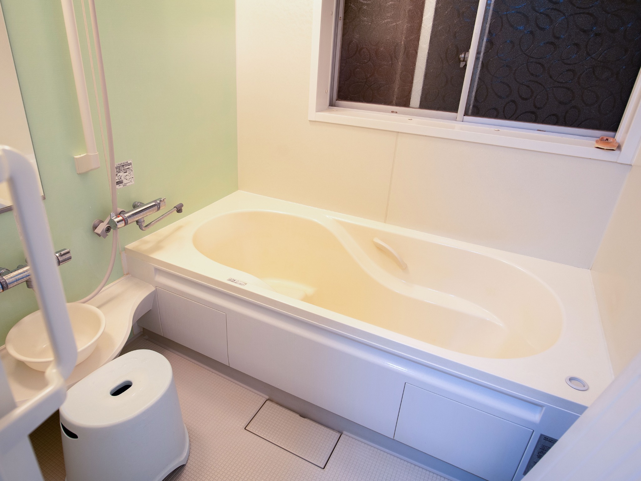 ・【1階バスルーム】男女各1カ所になります。入浴時間は15時-21時です