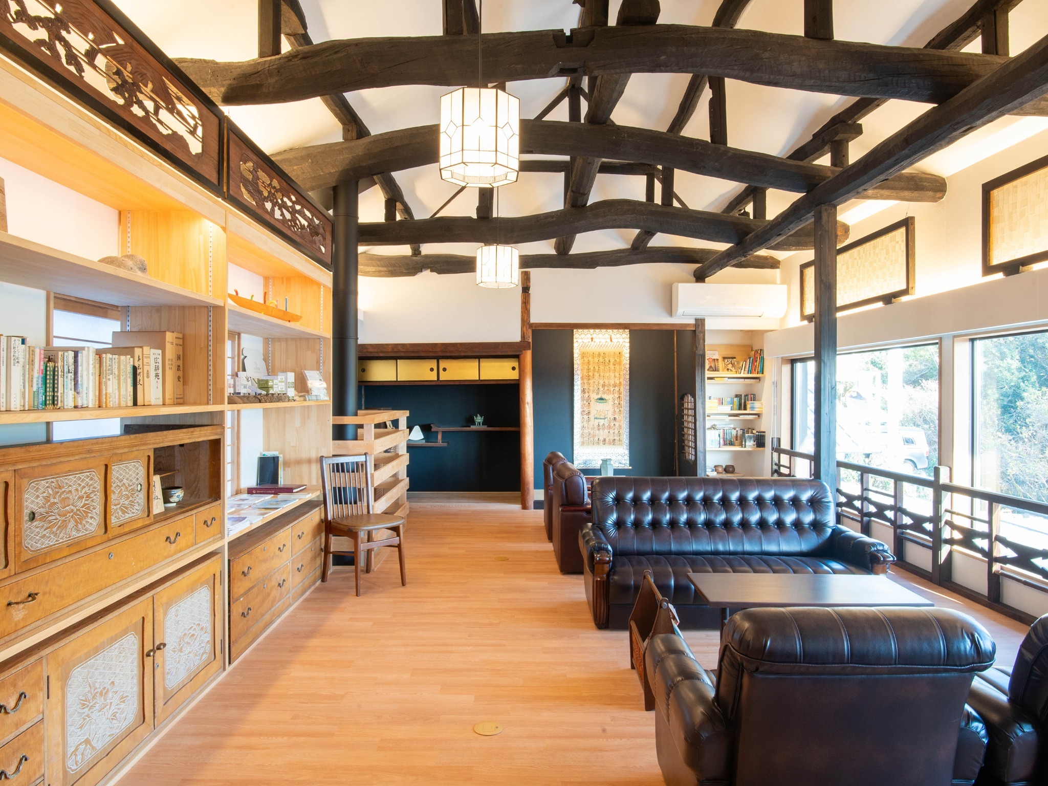 ・【コミュニティスペース】天井の古い梁がアクセントになり独特な雰囲気を演出