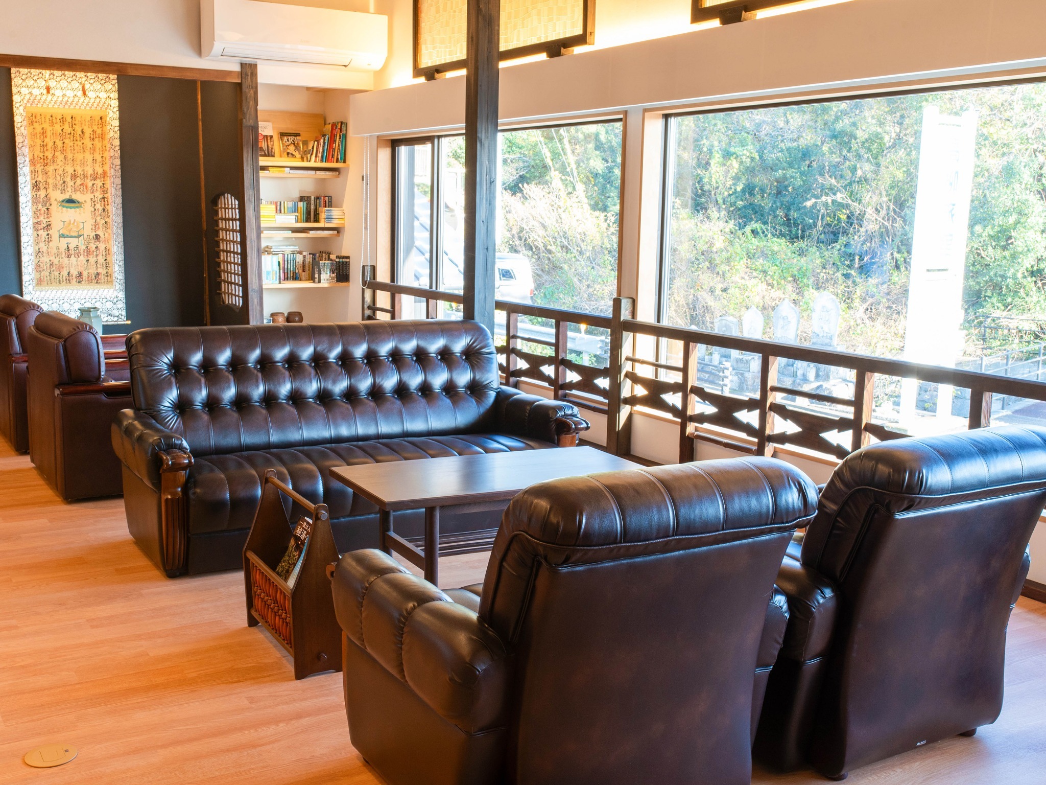 ・【コミュニティスペース】日当たりがよく明るい快適な空間。ゆっくりとお寛ぎください