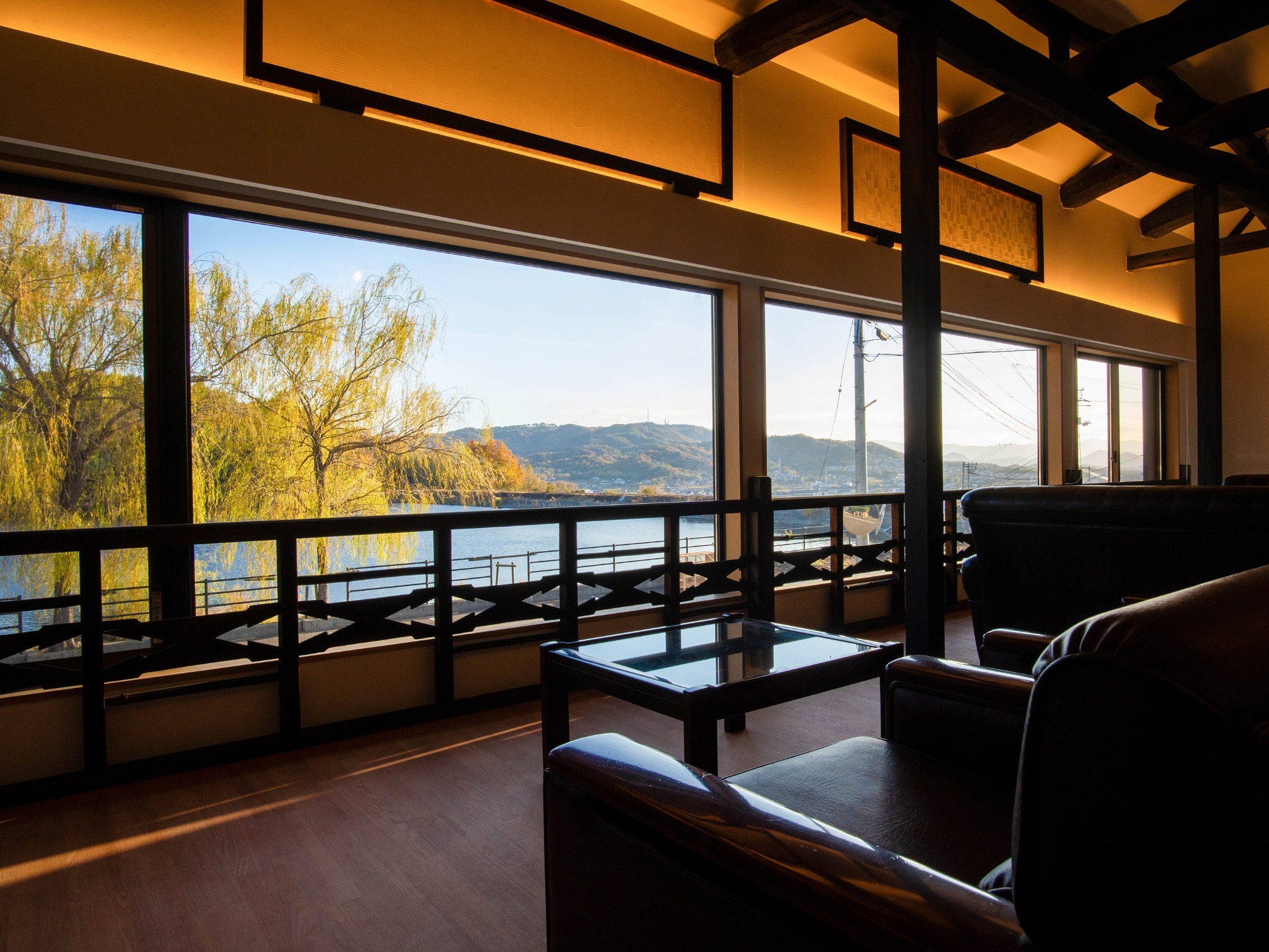 ・【コミュニティスペース】向かいにある大きな池を眺めながらゆったりお寛ぎください