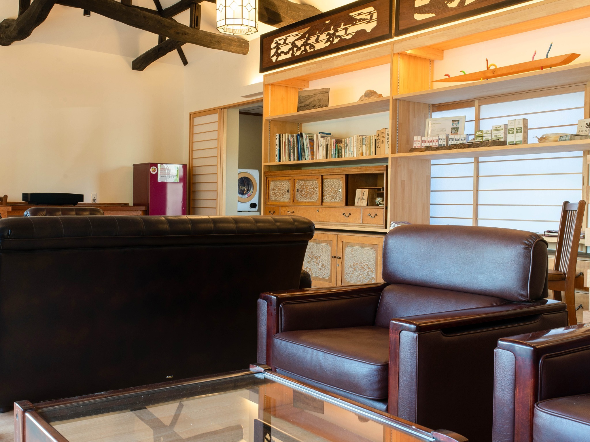 ・【コミュニティスペース】古い柱や梁、欄間や棚などを活かしたインテリア