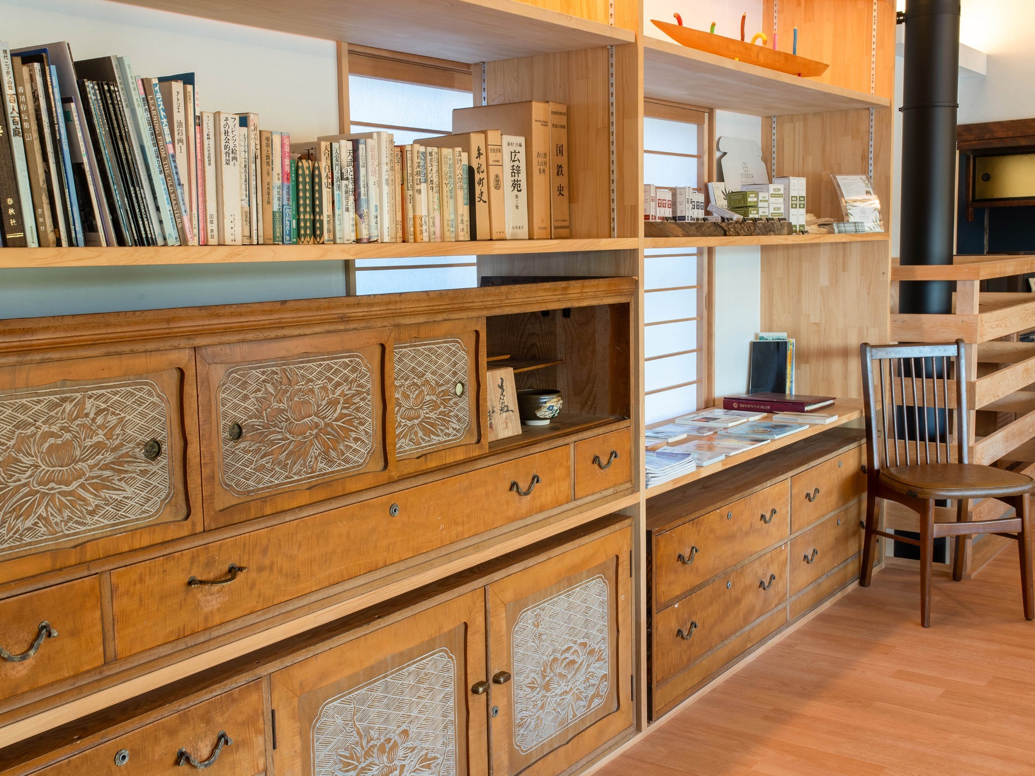 ・【コミュニティスペース】古い棚を今風にアレンジ。モダンなインテリアに調和しています