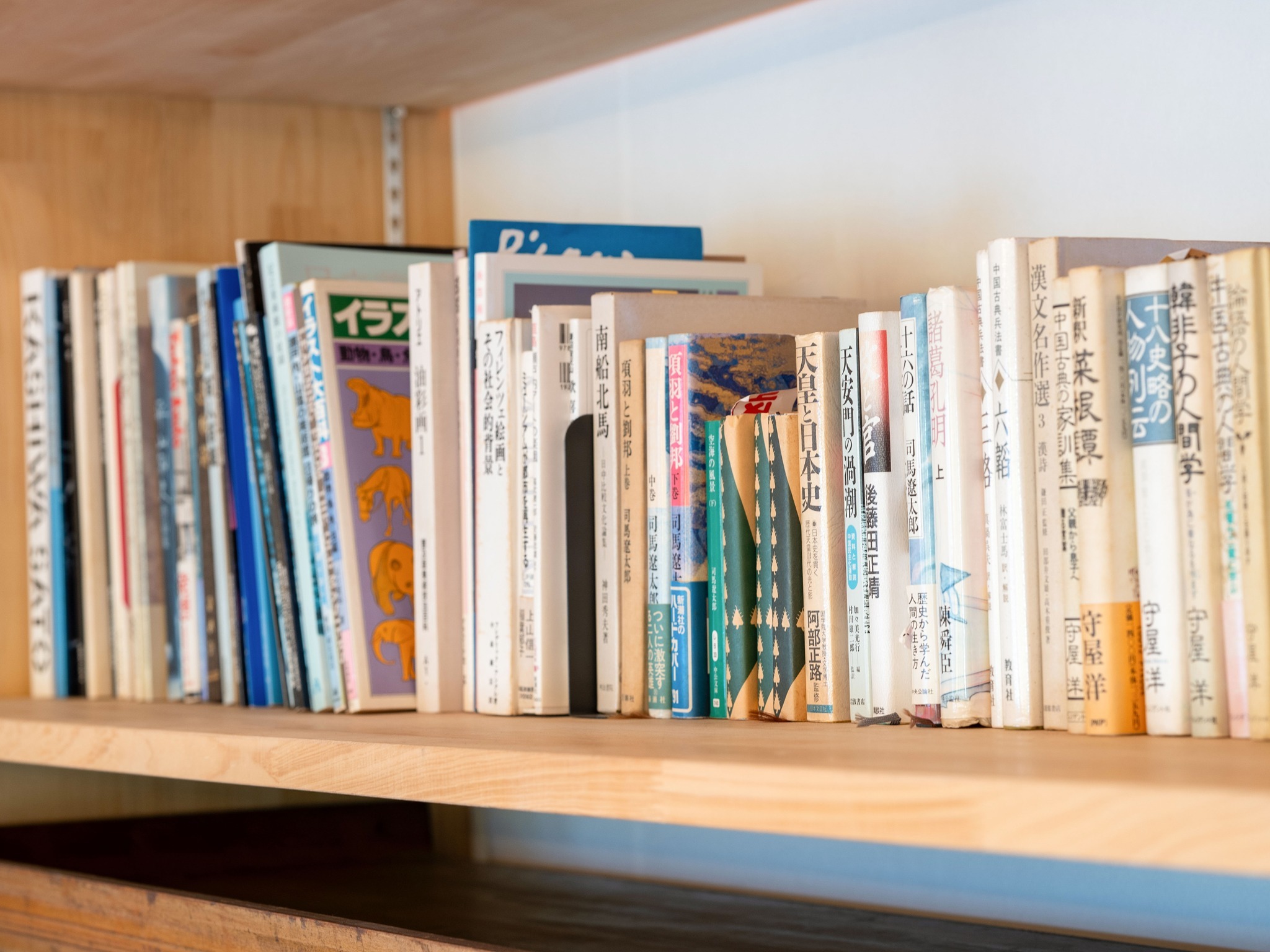 ・【コミュニティスペース】置かれている書籍はご自由にお読みいただけます