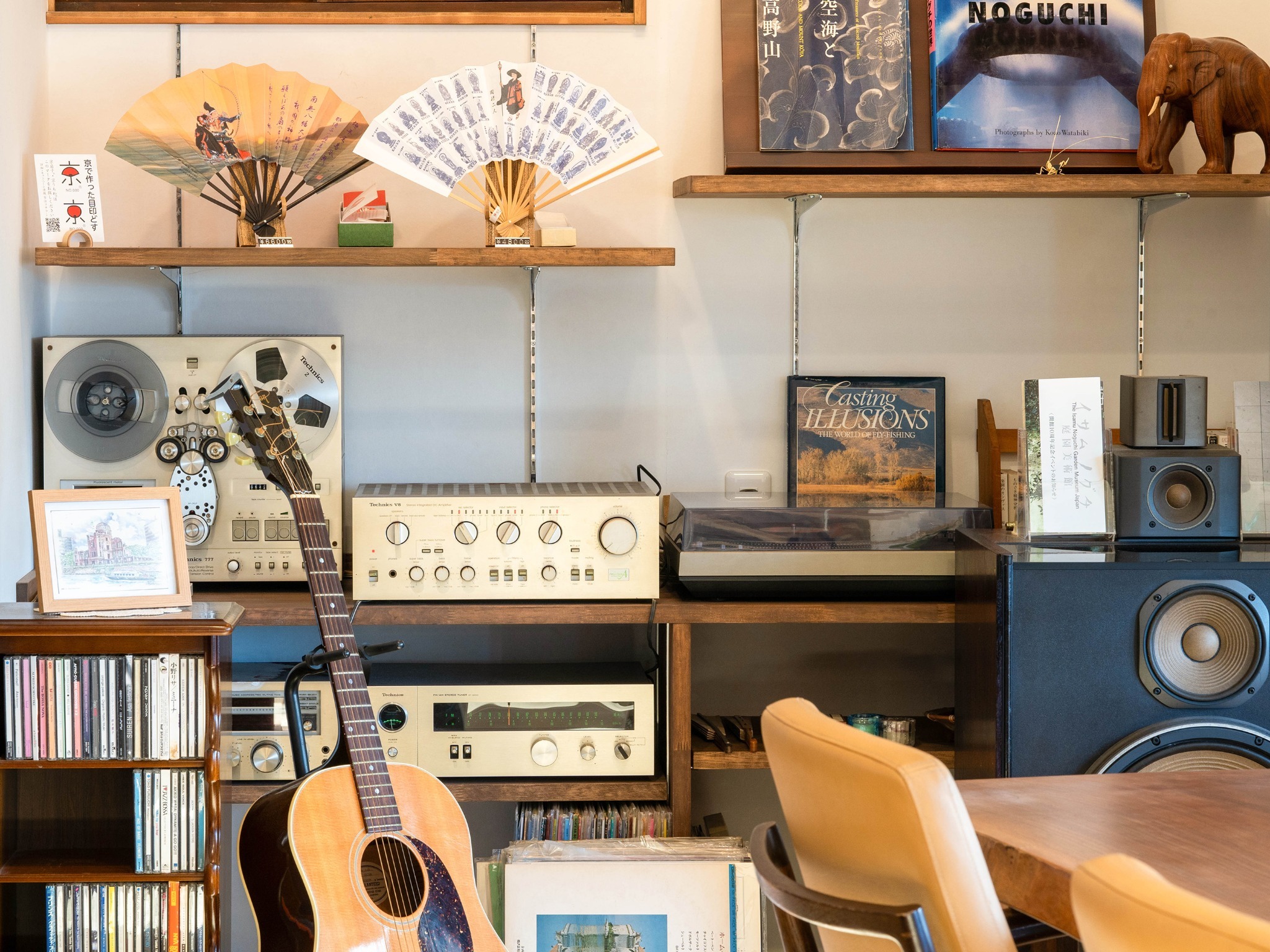 ・【1階共有スペース】主人の趣味で置かれた音響システムやギターが目をひきます