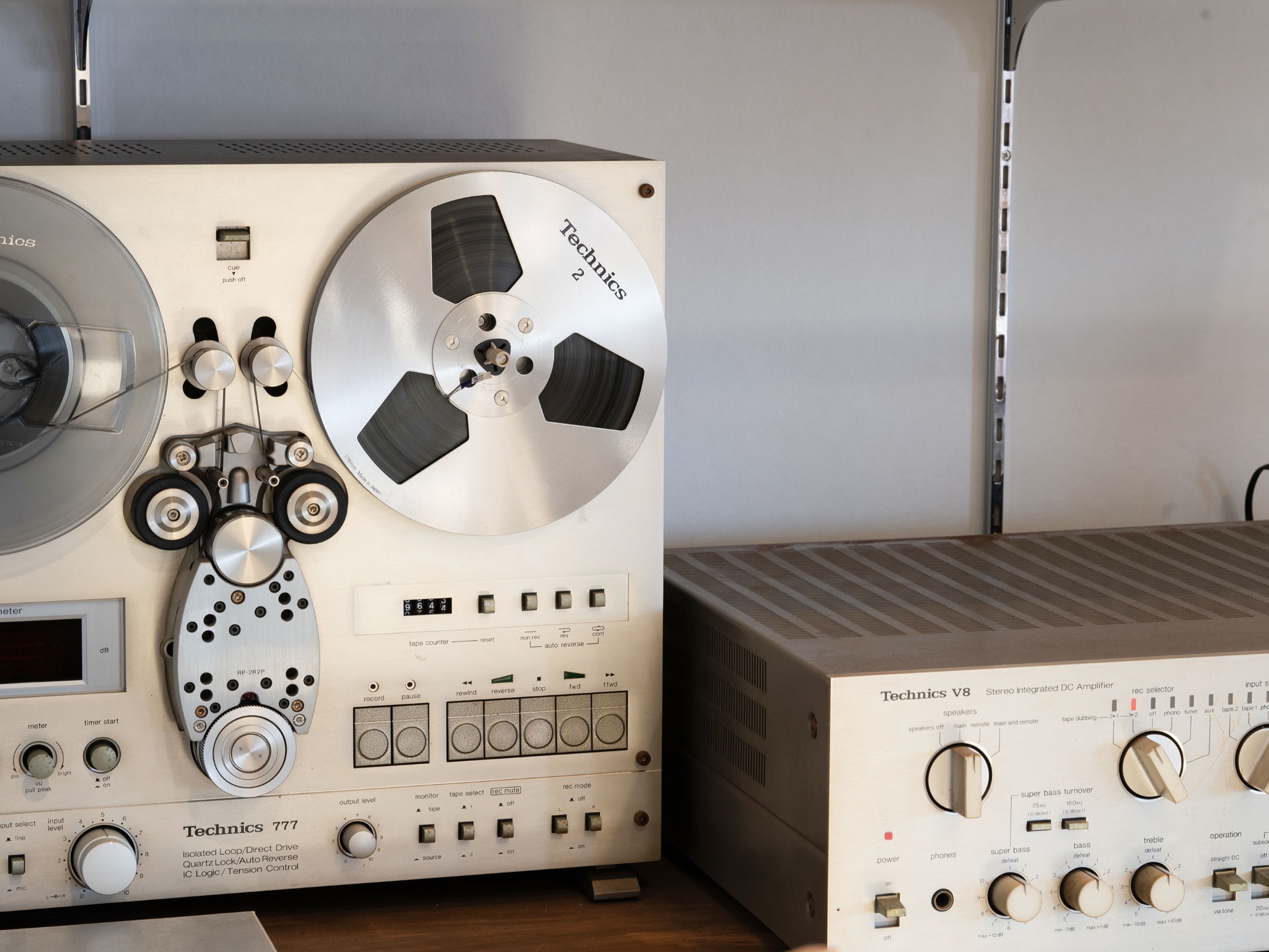 ・【1階共有スペース】今では珍しくなった存在感のあるオープンリールデッキ