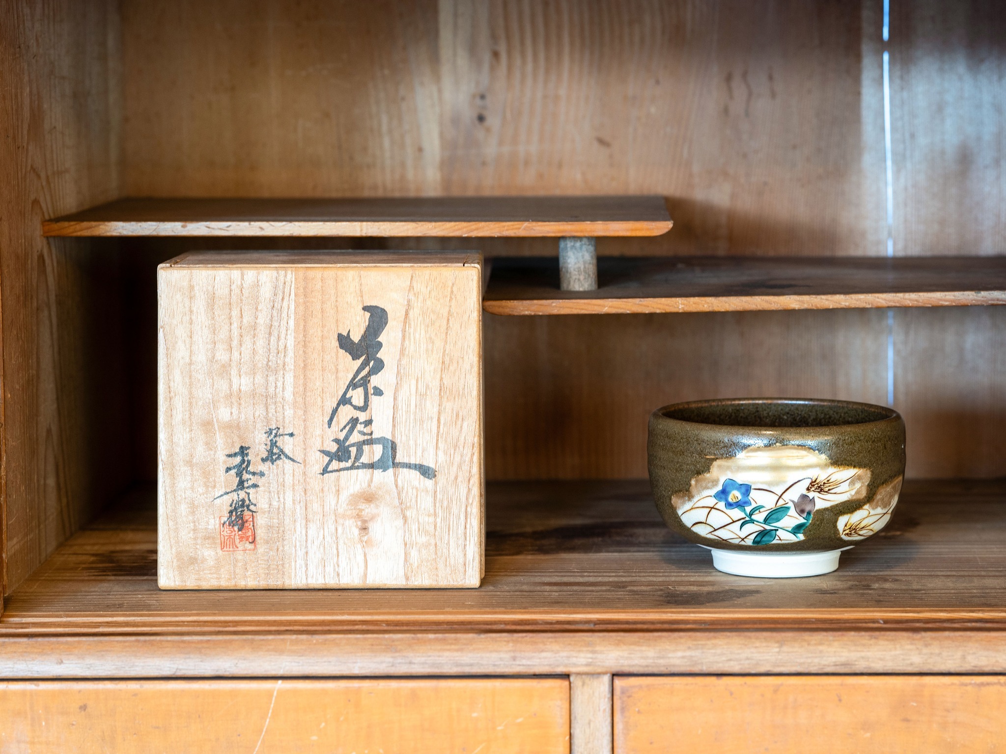 ・【館内イメージ】老舗旅館ならではの古い美術品が館内を彩ります