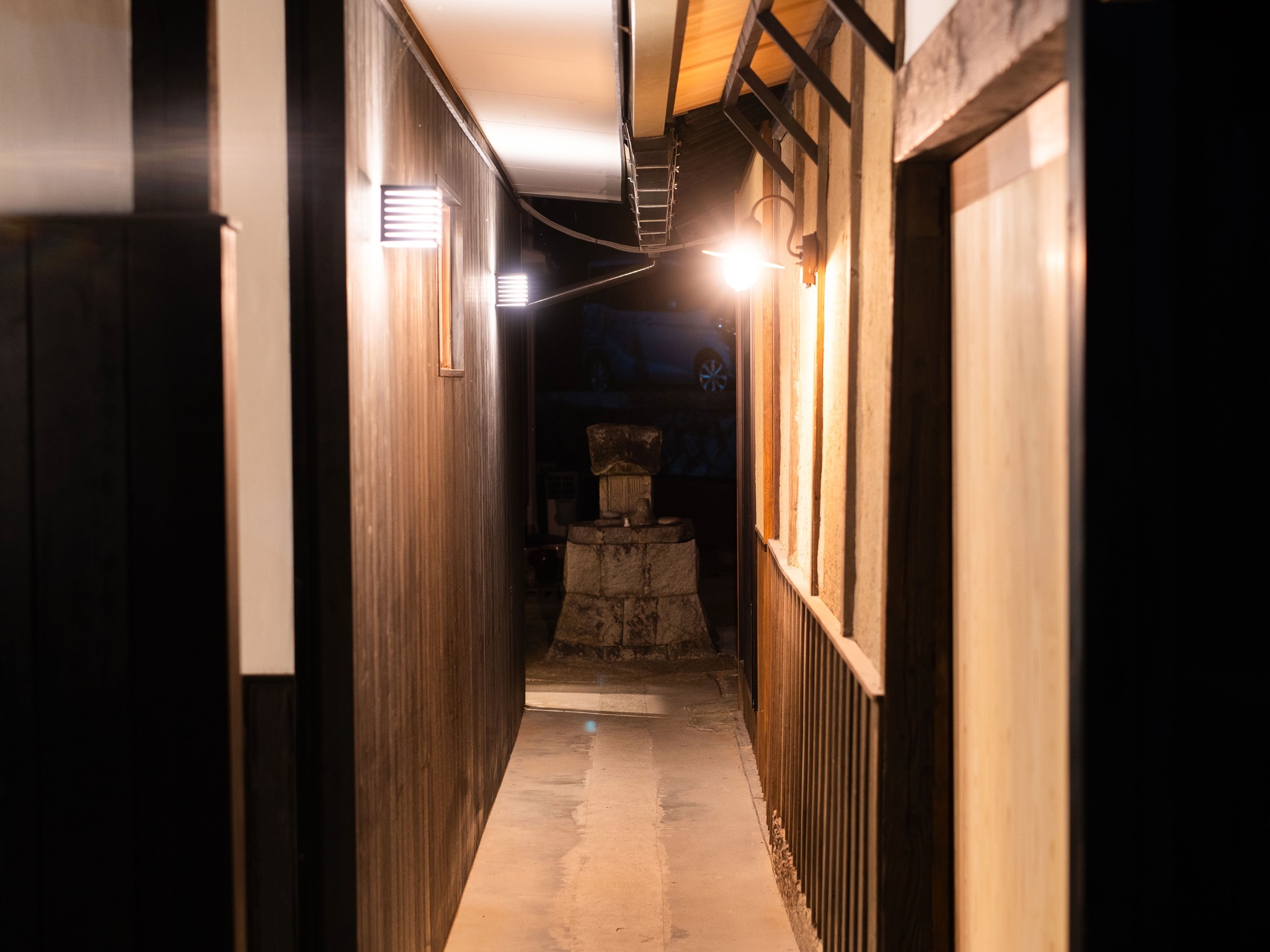・【廊下】日本家屋の重厚感を残しながらもレトロで温かみのある雰囲気