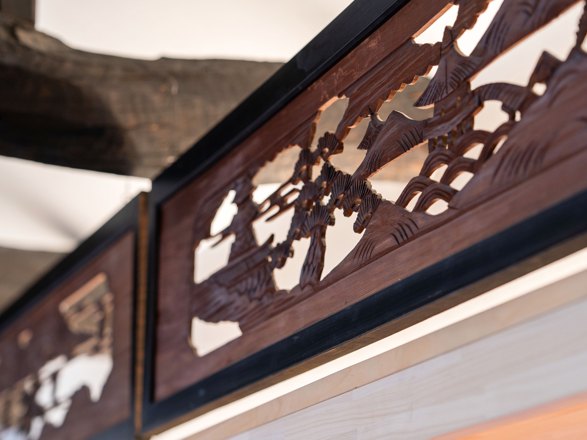 ・【館内イメージ】欄間の繊細な透彫彫刻をそのまま生かしております