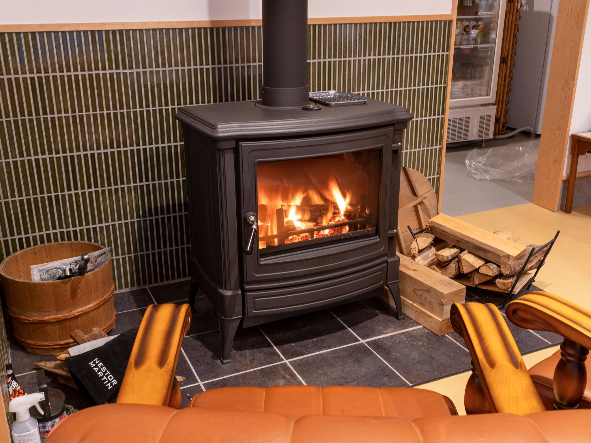 ・【薪ストーブ】冬のコミュニティスペースを心地良く暖めます