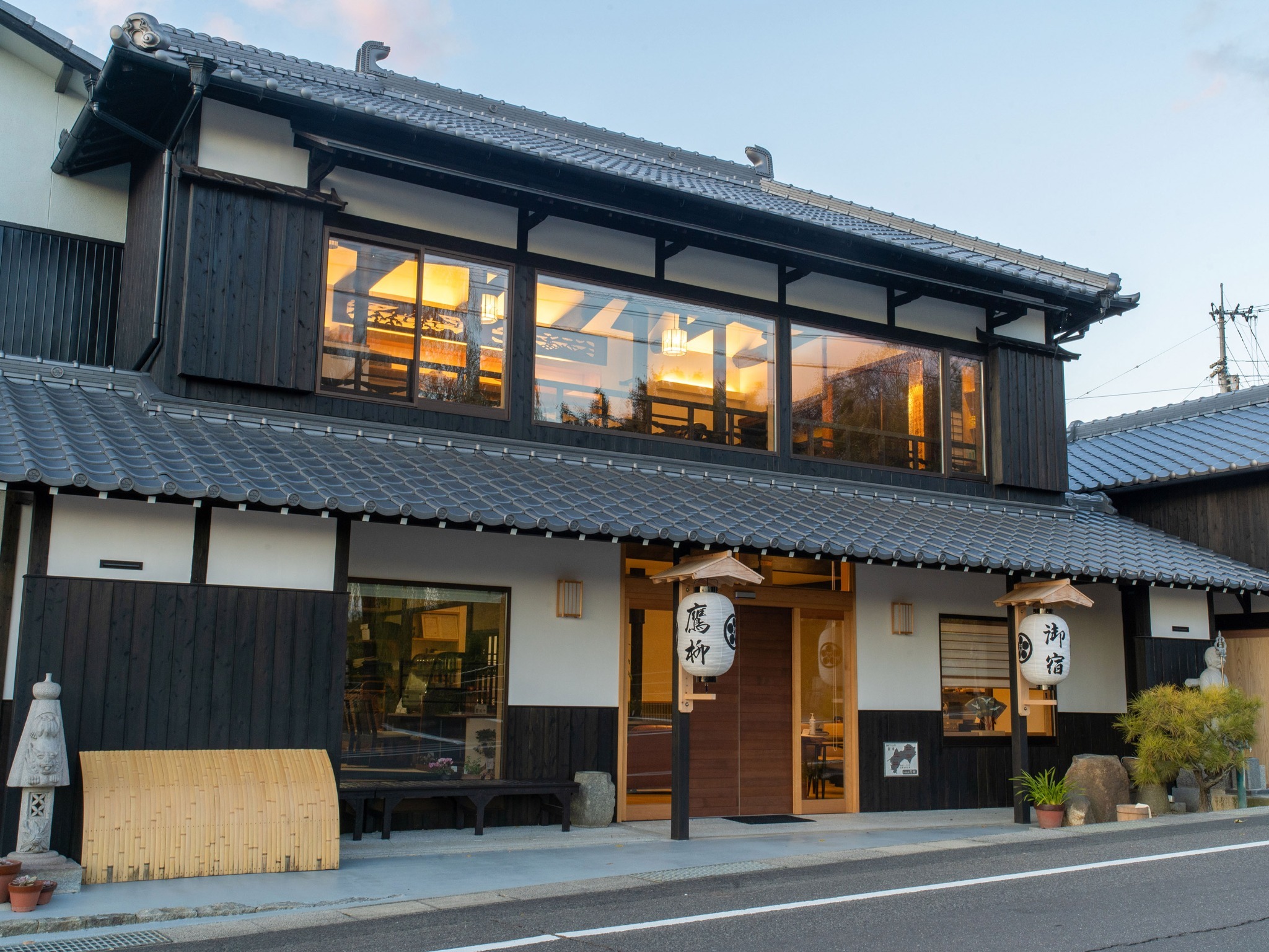 ・【外観- 夕刻-】歴史的な日本家屋ならではの落ち着いた佇まい