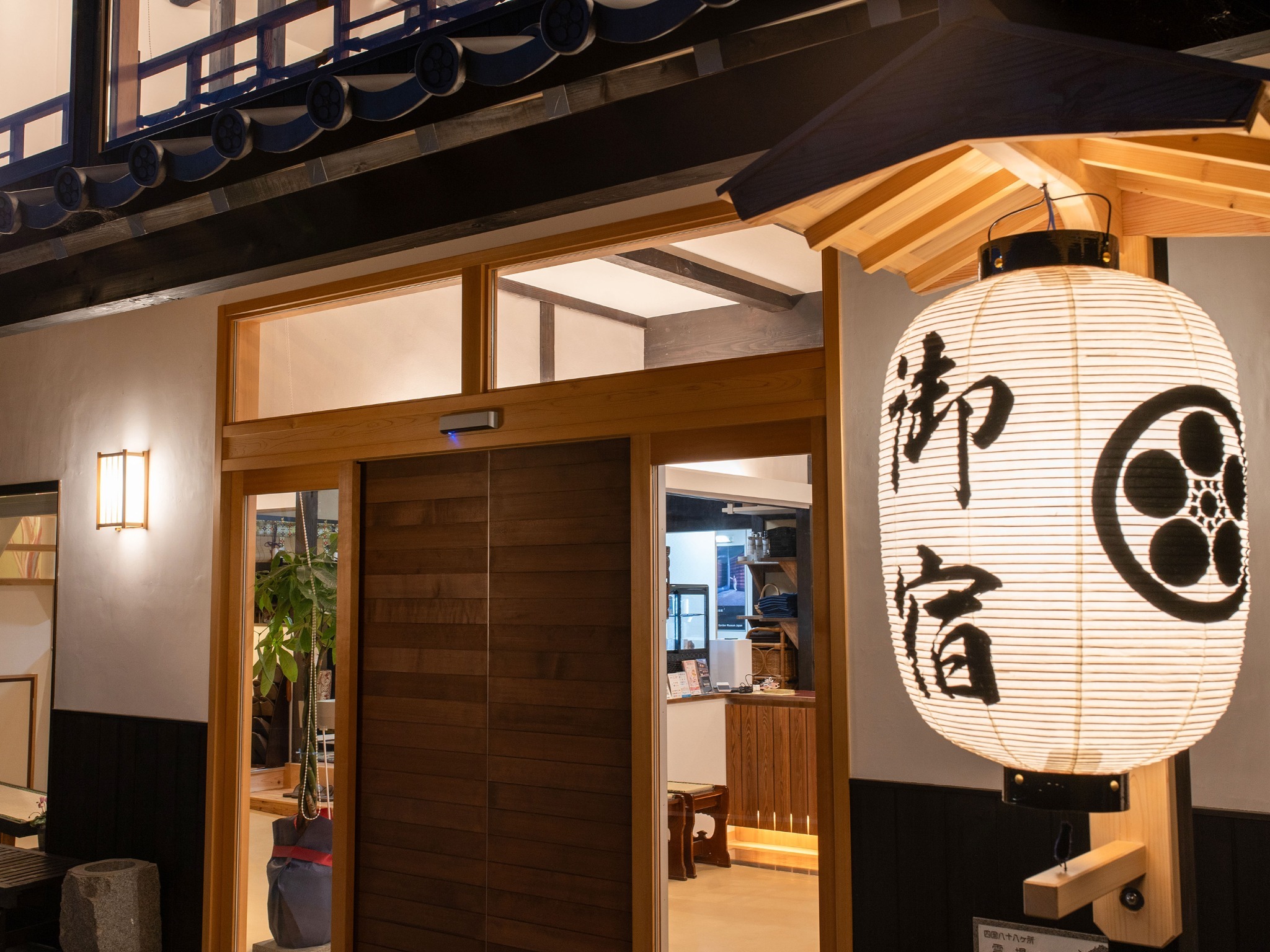 ・【外観- 夜-】宿名と家紋の入った大きな提灯の灯りを目印にお越しください