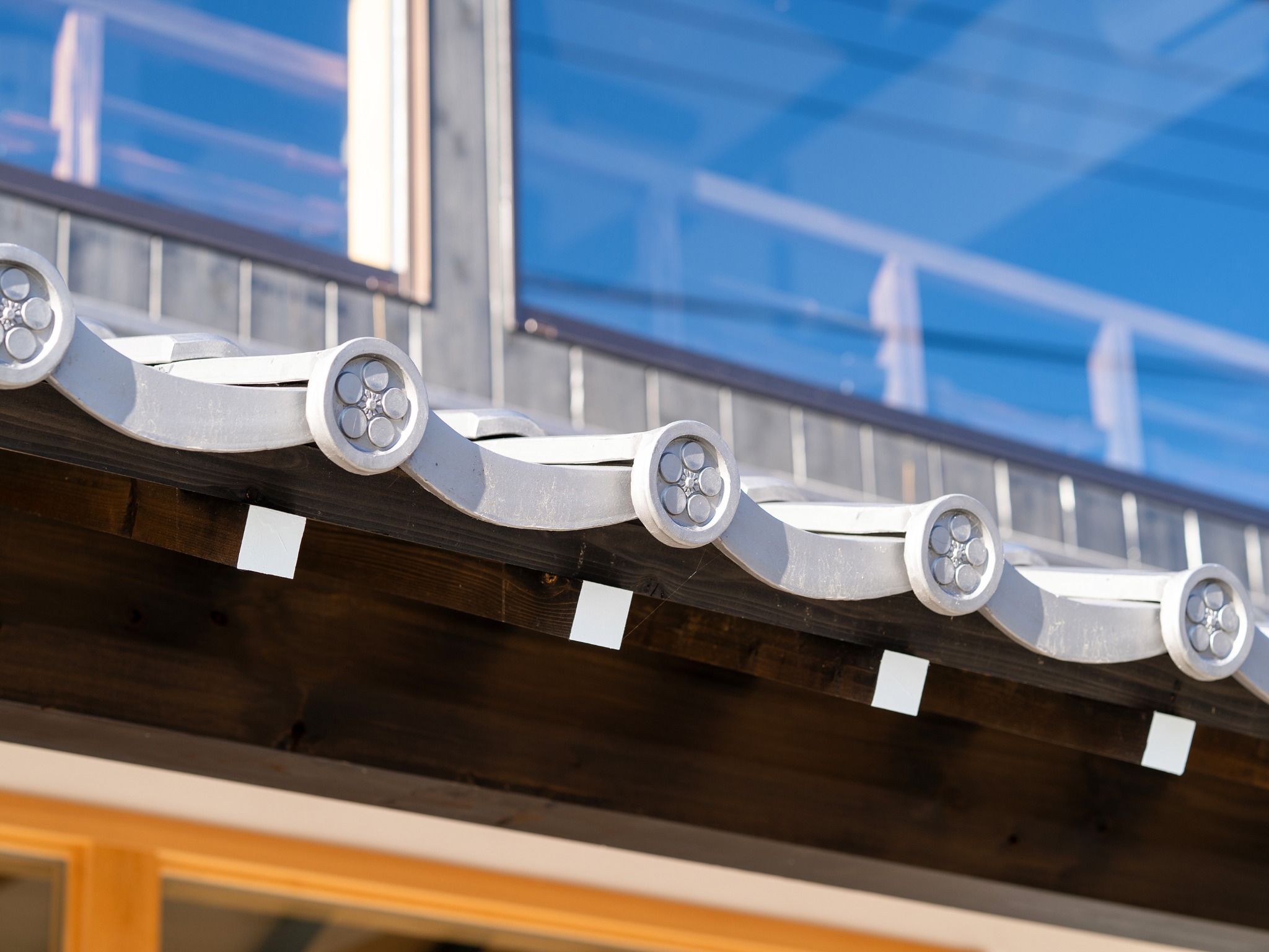 ・【瓦屋根】家紋入りの瓦を使った屋根は軒先に重厚感を演出します