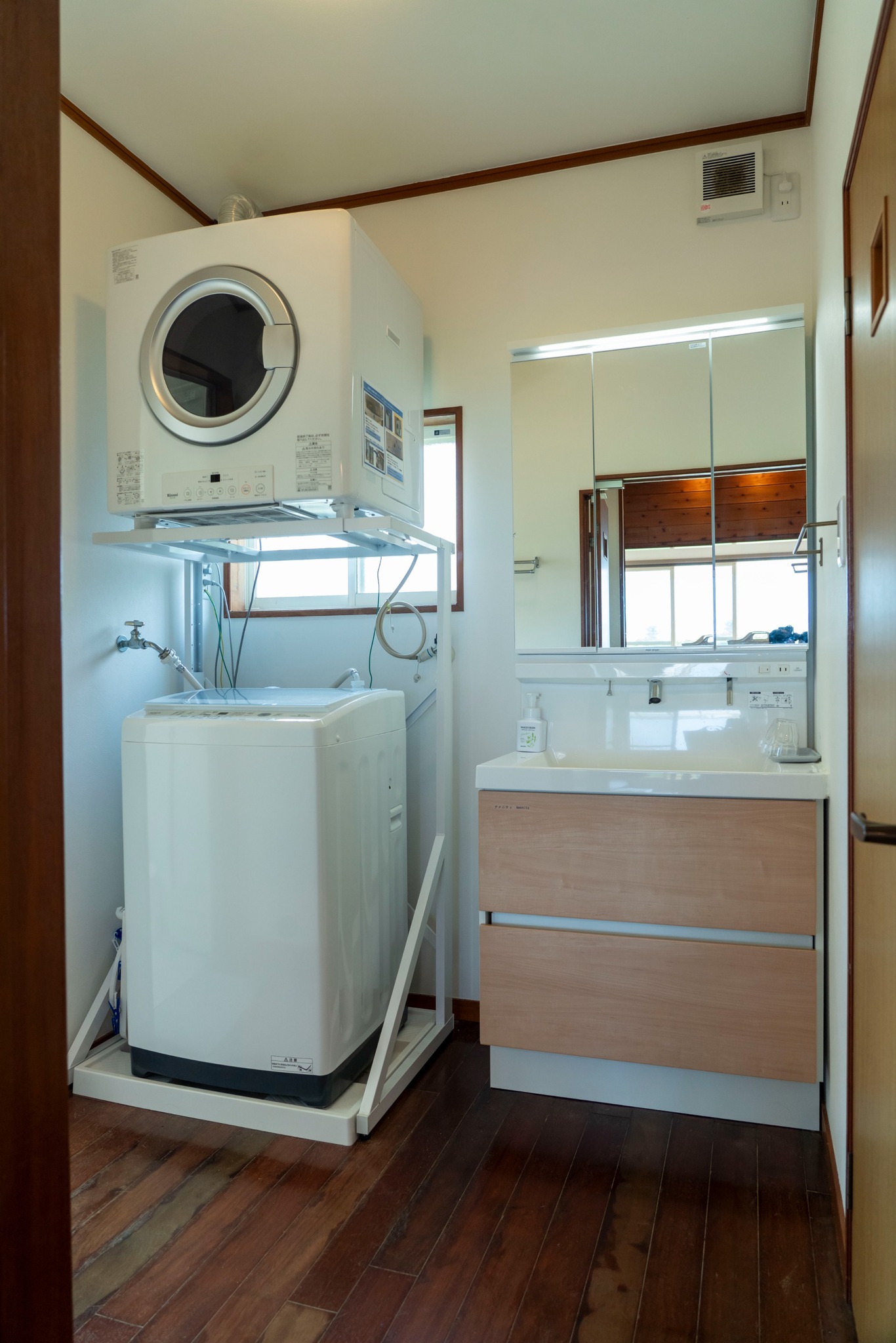長期滞在の方も嬉しい洗濯機と乾燥機、洗剤、洗濯ネット、ハンガーもご用意しています